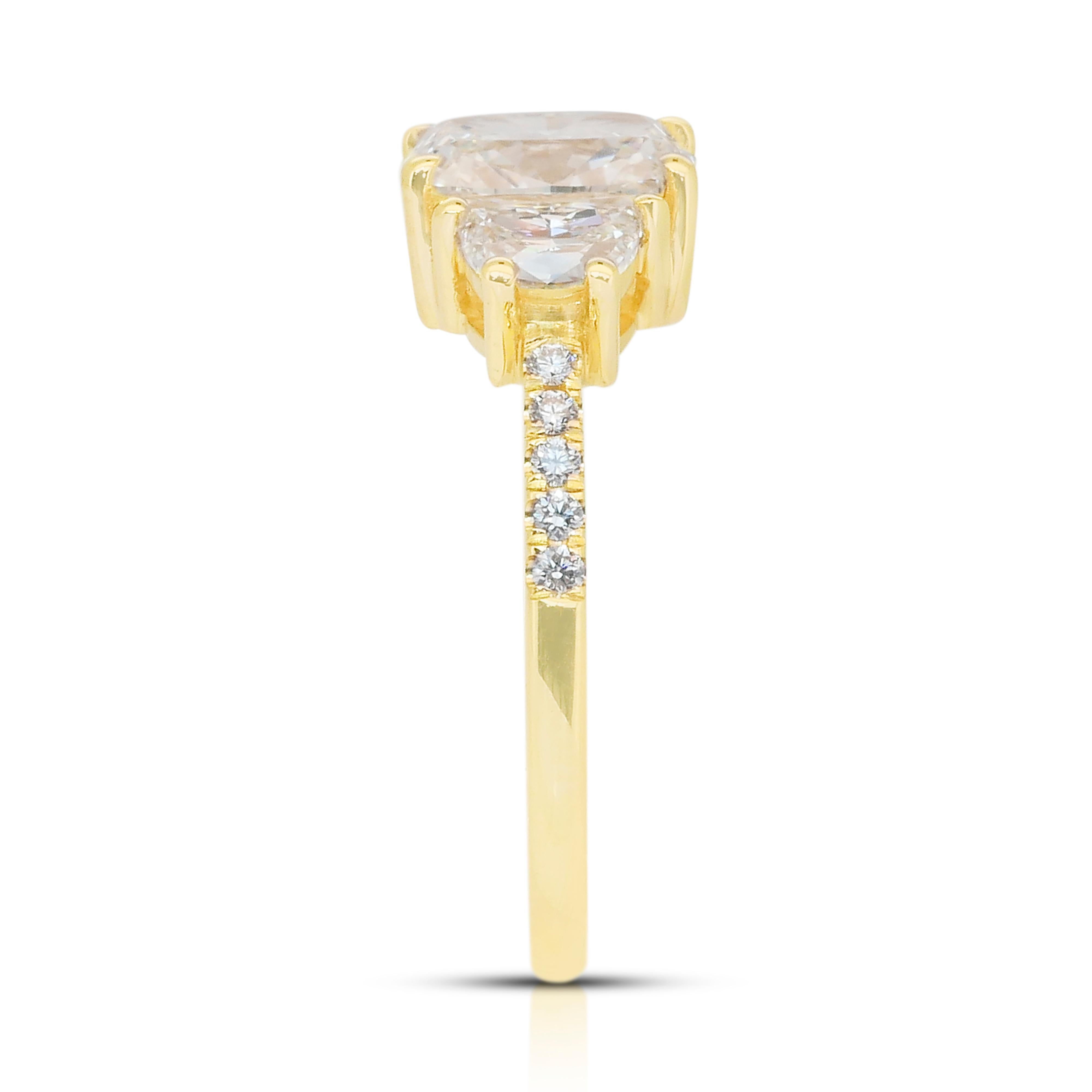 Bague 3 pierres en or jaune 18 carats avec 2,15 ct de diamants - certifié IGI en vente 2