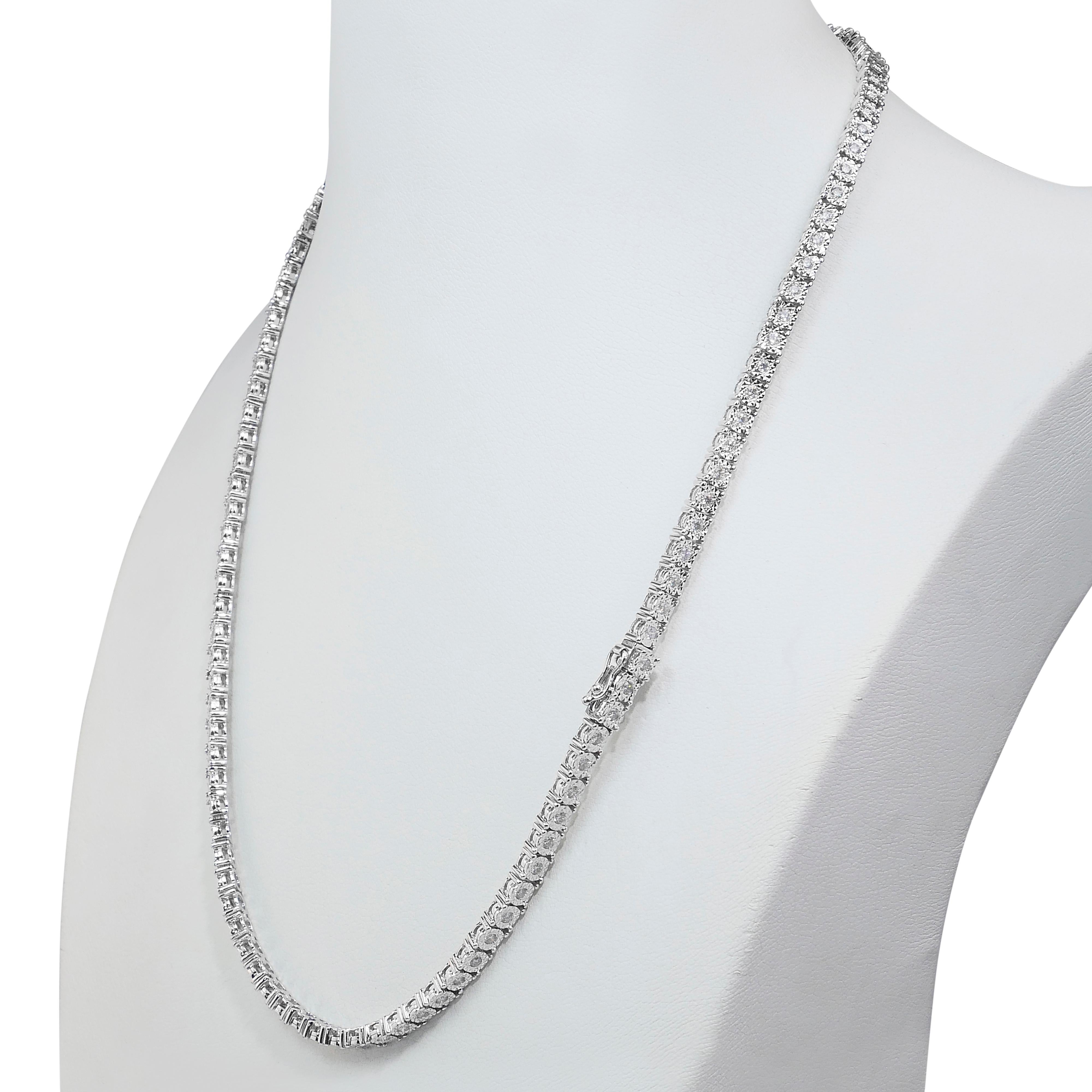 Radiant 2.43ct Diamonds Necklace in 9k White Gold - IGI Certified In condizioni Nuovo in vendita a רמת גן, IL