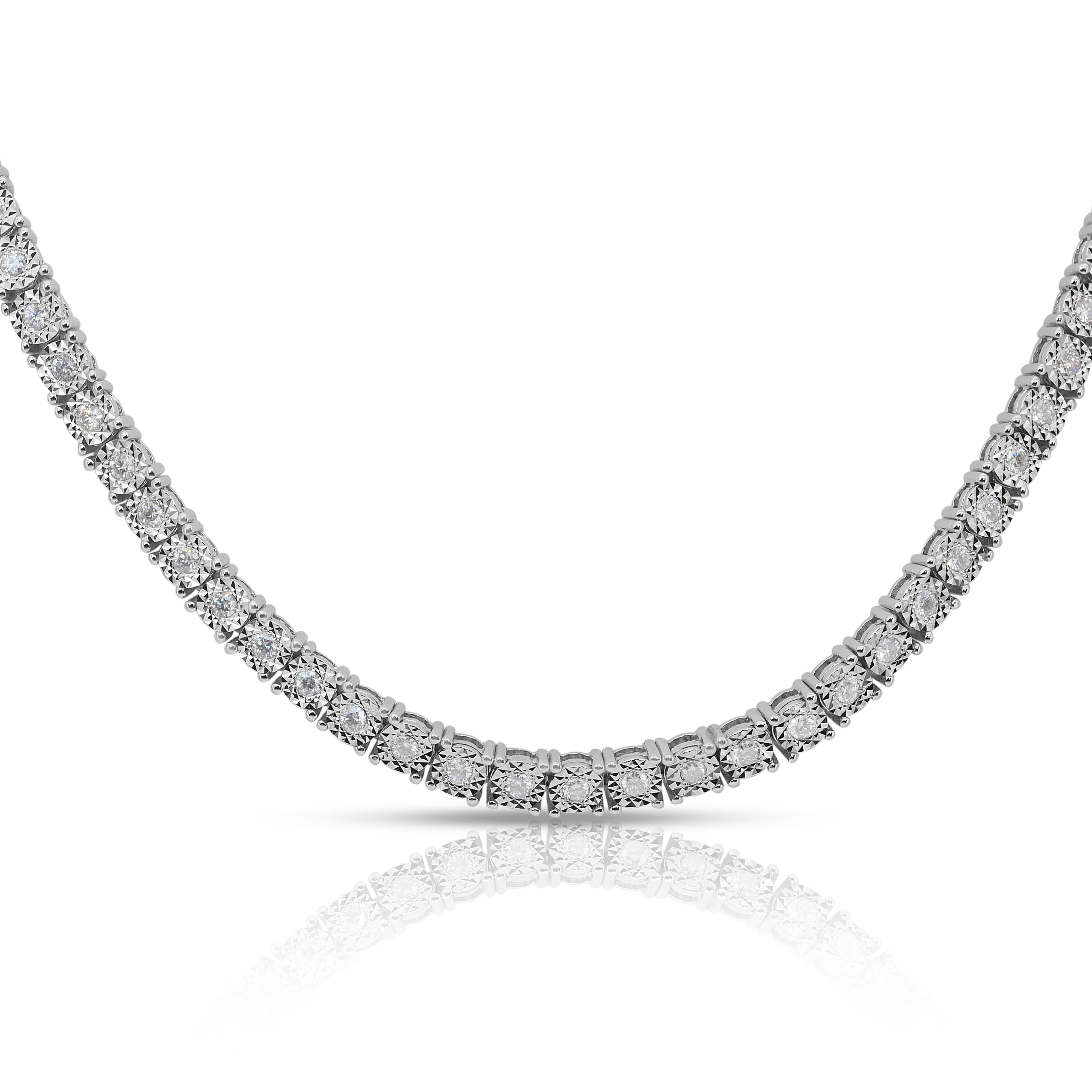 Radiant 2.43ct Diamonds Necklace in 9k White Gold - IGI Certified in vendita 1