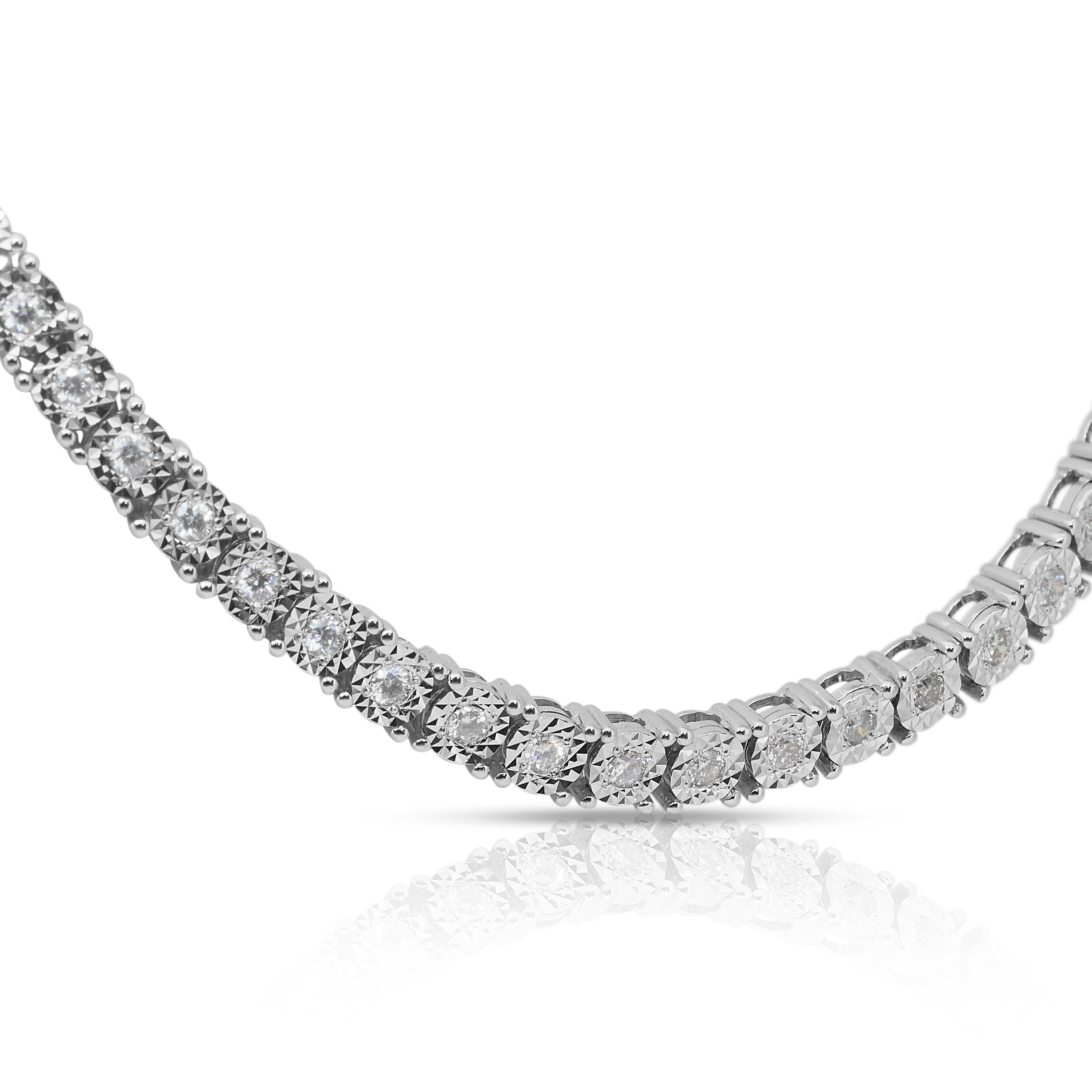 Radiant 2.43ct Diamonds Necklace in 9k White Gold - IGI Certified in vendita 2