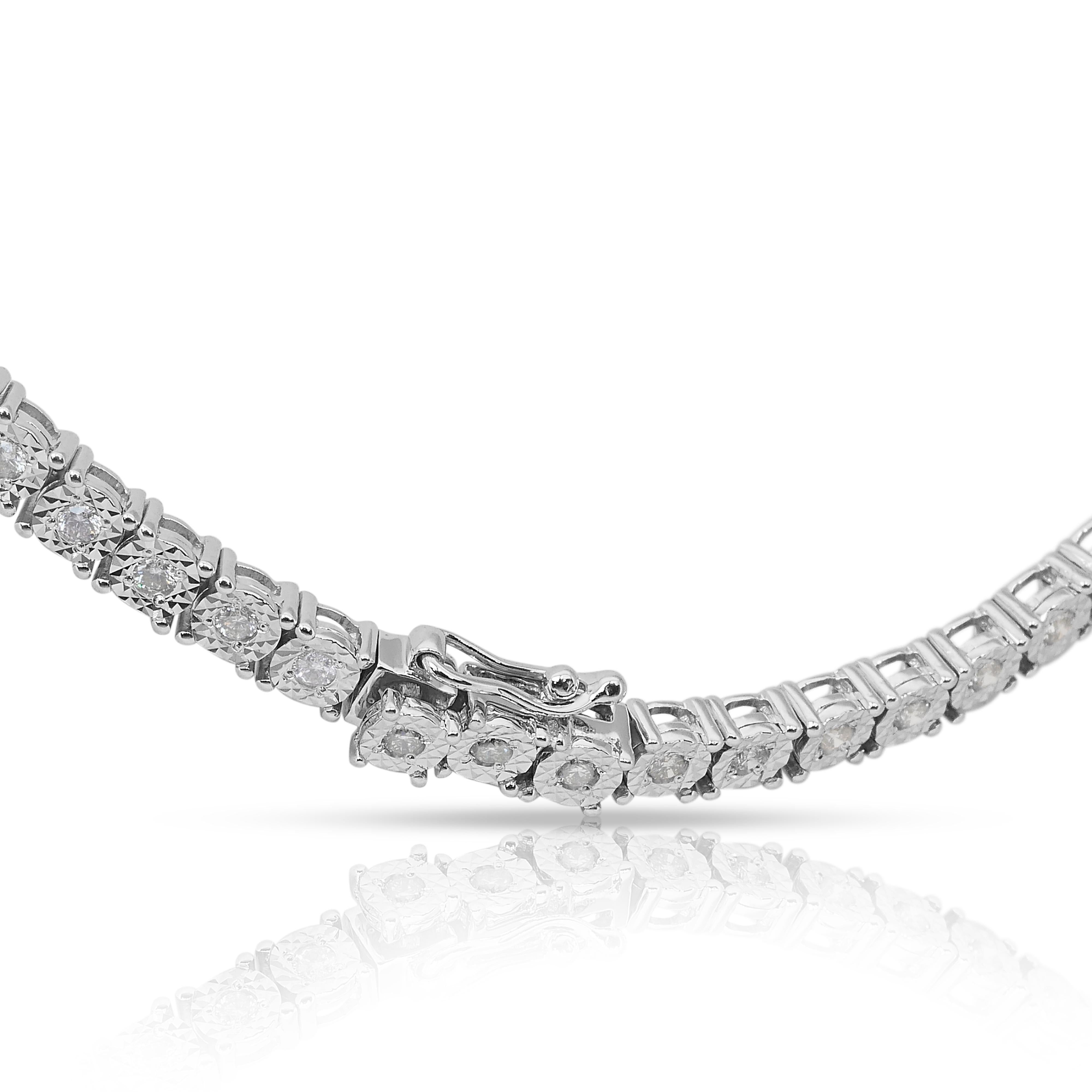 Radiant 2.43ct Diamonds Necklace in 9k White Gold - IGI Certified in vendita 3