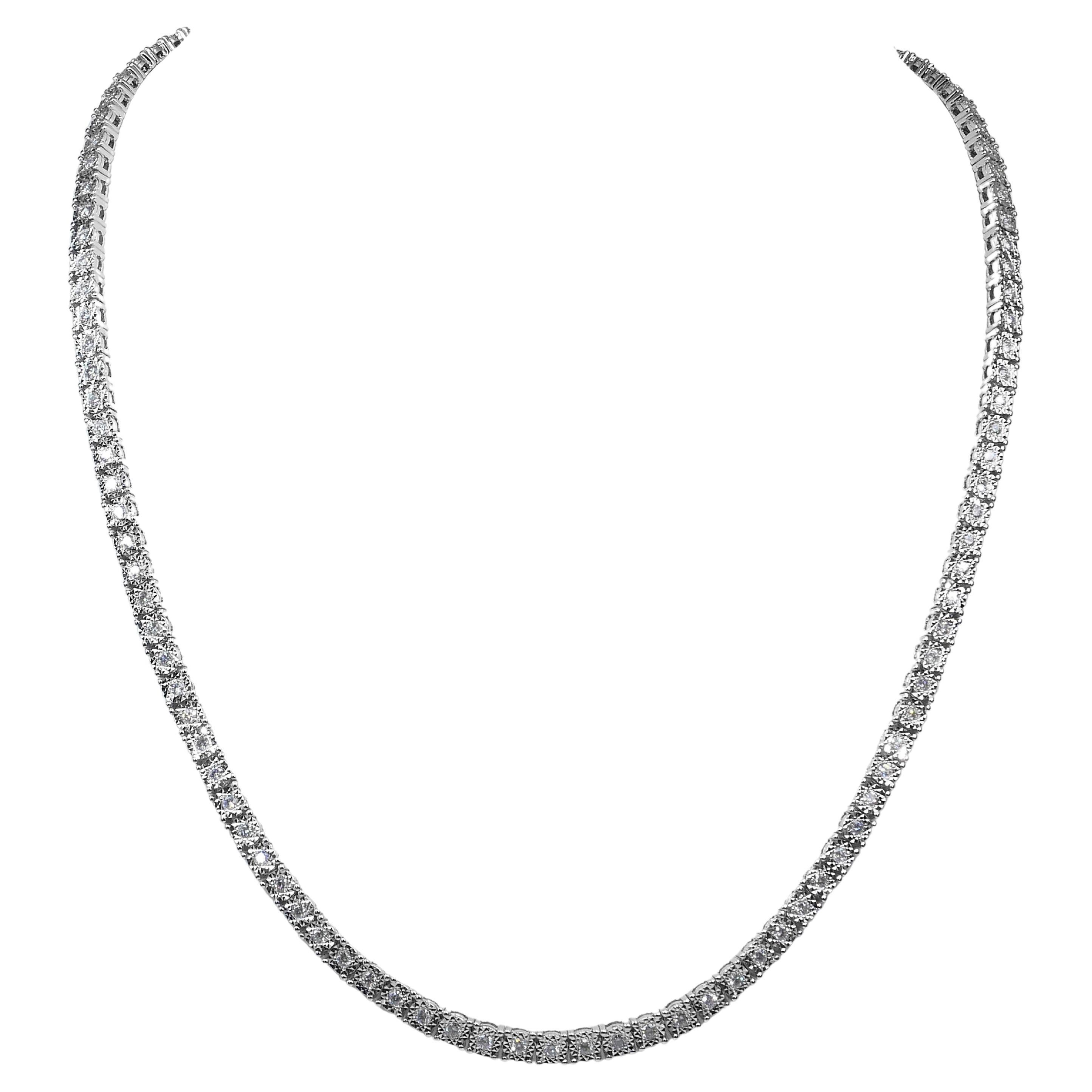 Radiant 2.43ct Diamonds Necklace in 9k White Gold - IGI Certified in vendita