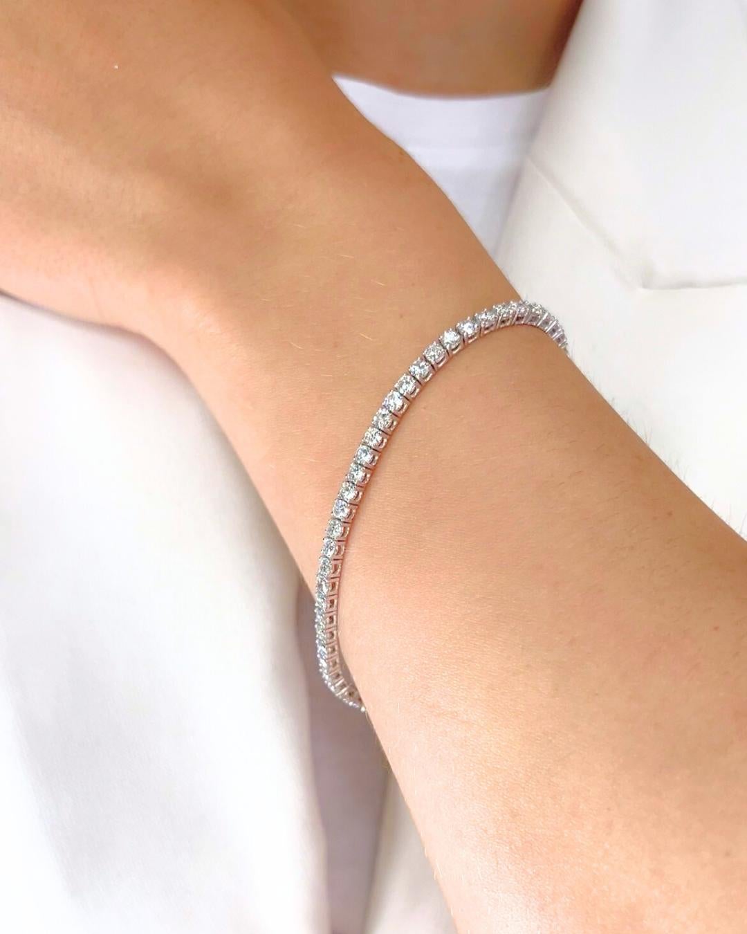 Radiant 5.55ct Diamonds Tennis Bracelet in 18k White Gold - IGI Certified

Grace your wrist with timeless brilliance. This refined tennis bracelet features 66 round brilliant diamonds totaling 5.55 carats, each meticulously selected for exceptional