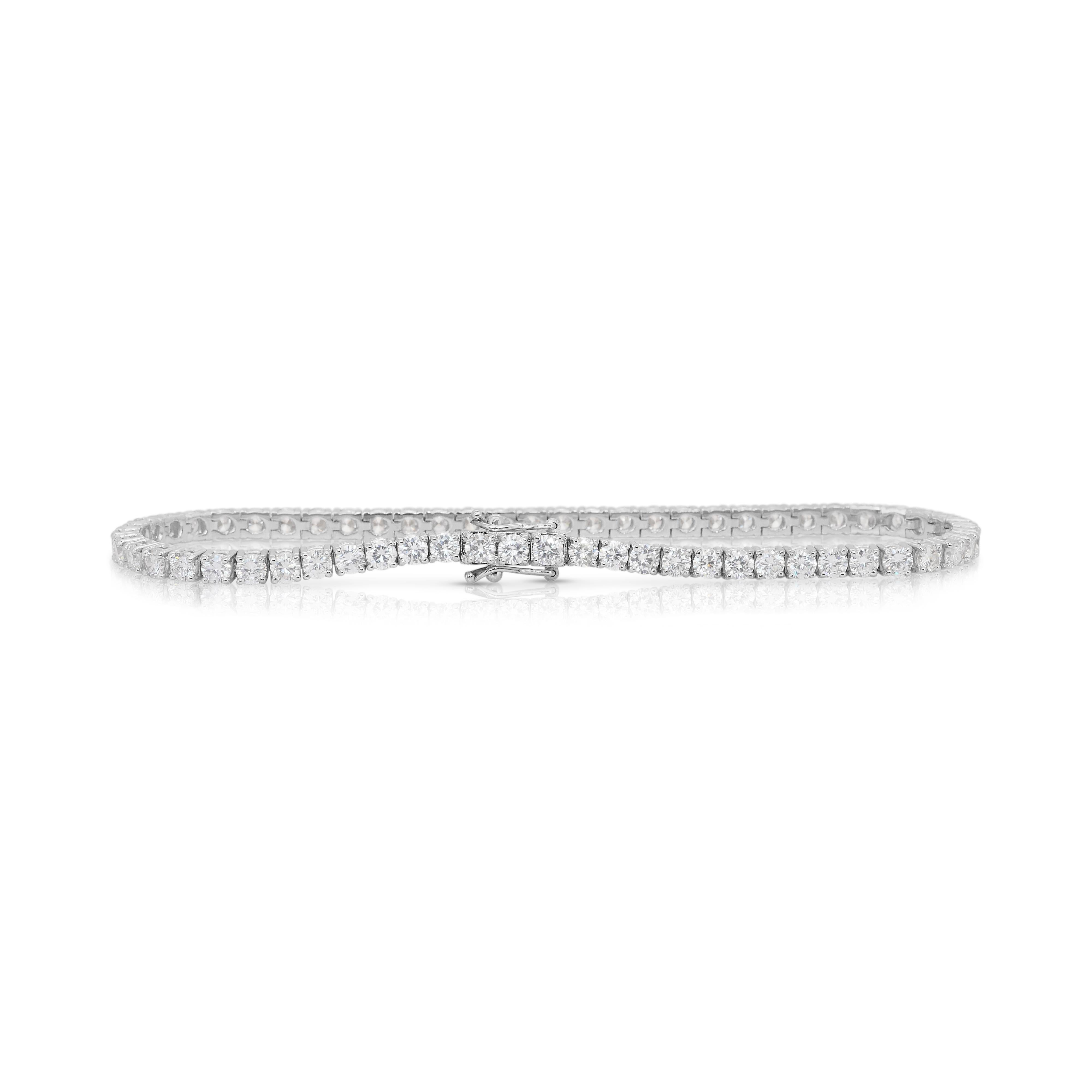 Radiant 5.55ct Diamonds Tennis Bracelet in 18k White Gold - IGI Certified In New Condition For Sale In רמת גן, IL