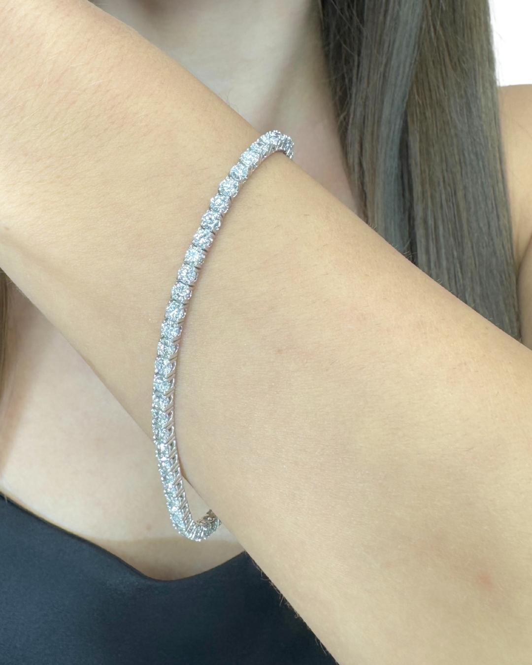 Brazalete de tenis con diamantes radiantes de 5,60 ct en oro blanco de 18 quilates - Certificado IGI

Esta pulsera de oro blanco de 18 quilates, que destila una sofisticación atemporal, exhibe 61 diamantes brillantes redondos con un total de 5,60