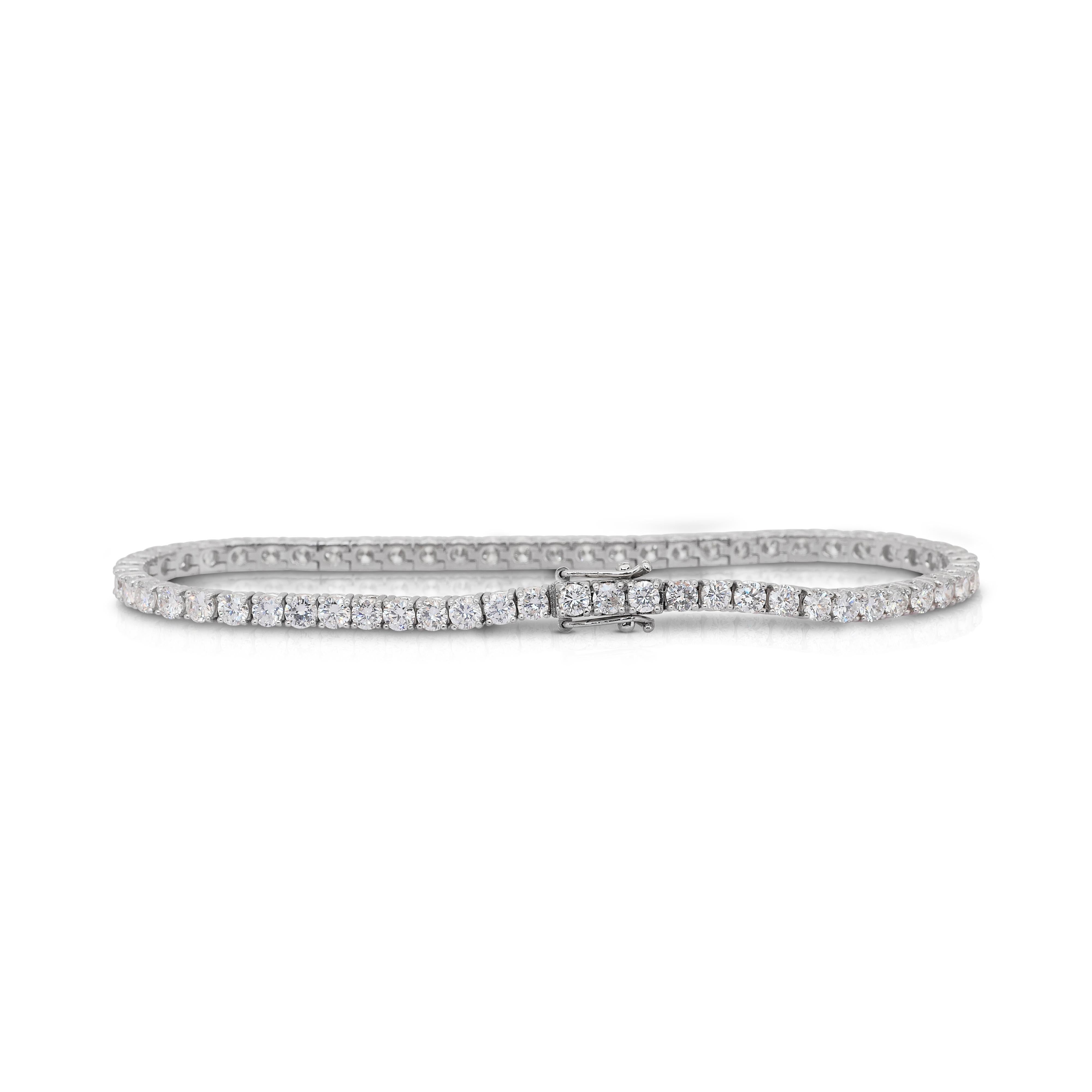 Brazalete de tenis con diamantes radiantes de 5,60 ct en oro blanco de 18 quilates - Certificado IGI Corte redondo en venta