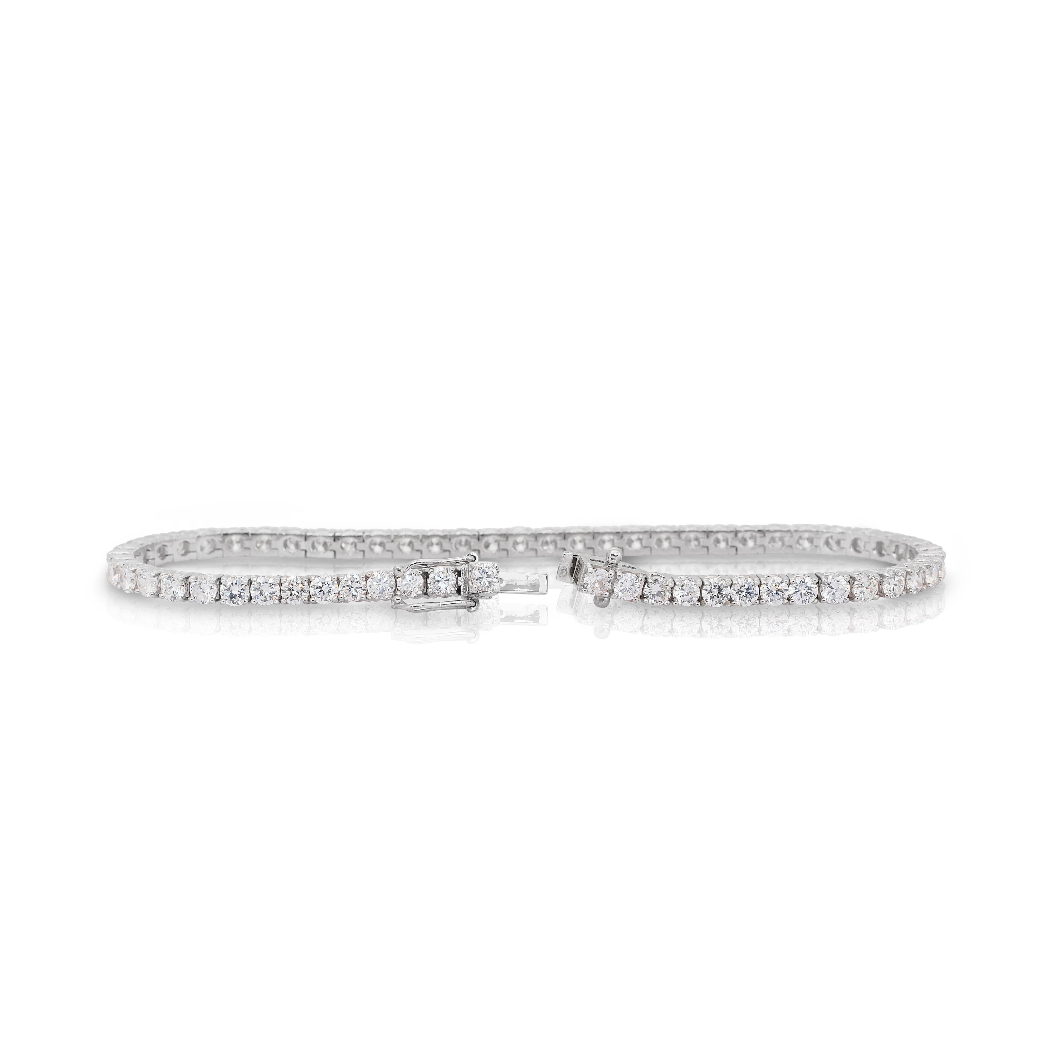 Brazalete de tenis con diamantes radiantes de 5,60 ct en oro blanco de 18 quilates - Certificado IGI en Nuevo estado para la venta en רמת גן, IL
