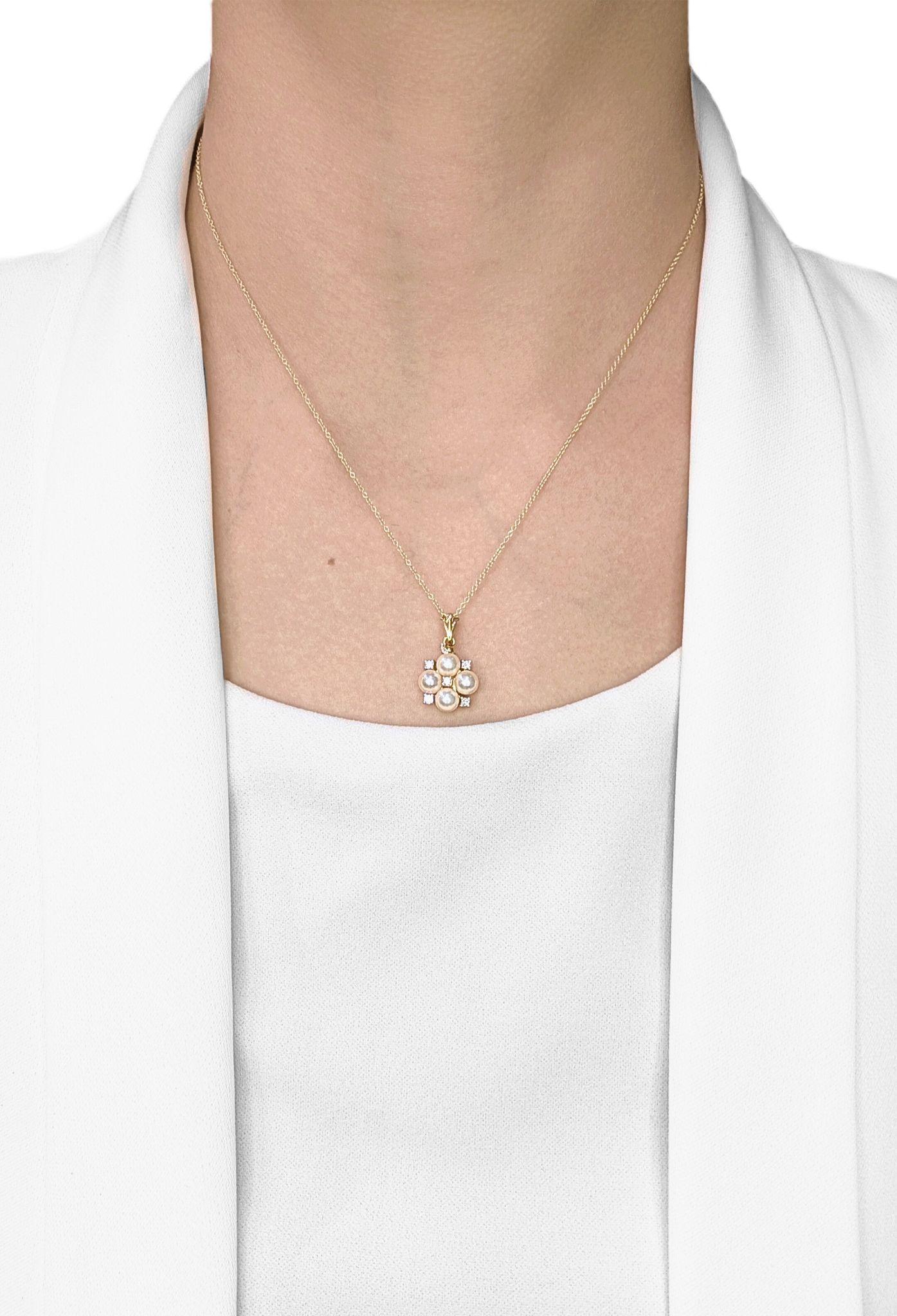 Ce pendentif est le mélange parfait de charme et de sophistication, mettant en vedette quatre perles Akoya lumineuses de 5 mm dans un éclat rose-blanc, accentué par cinq diamants naturels étincelants (0,10ct, couleur F-G, pureté VS). Sertie dans de