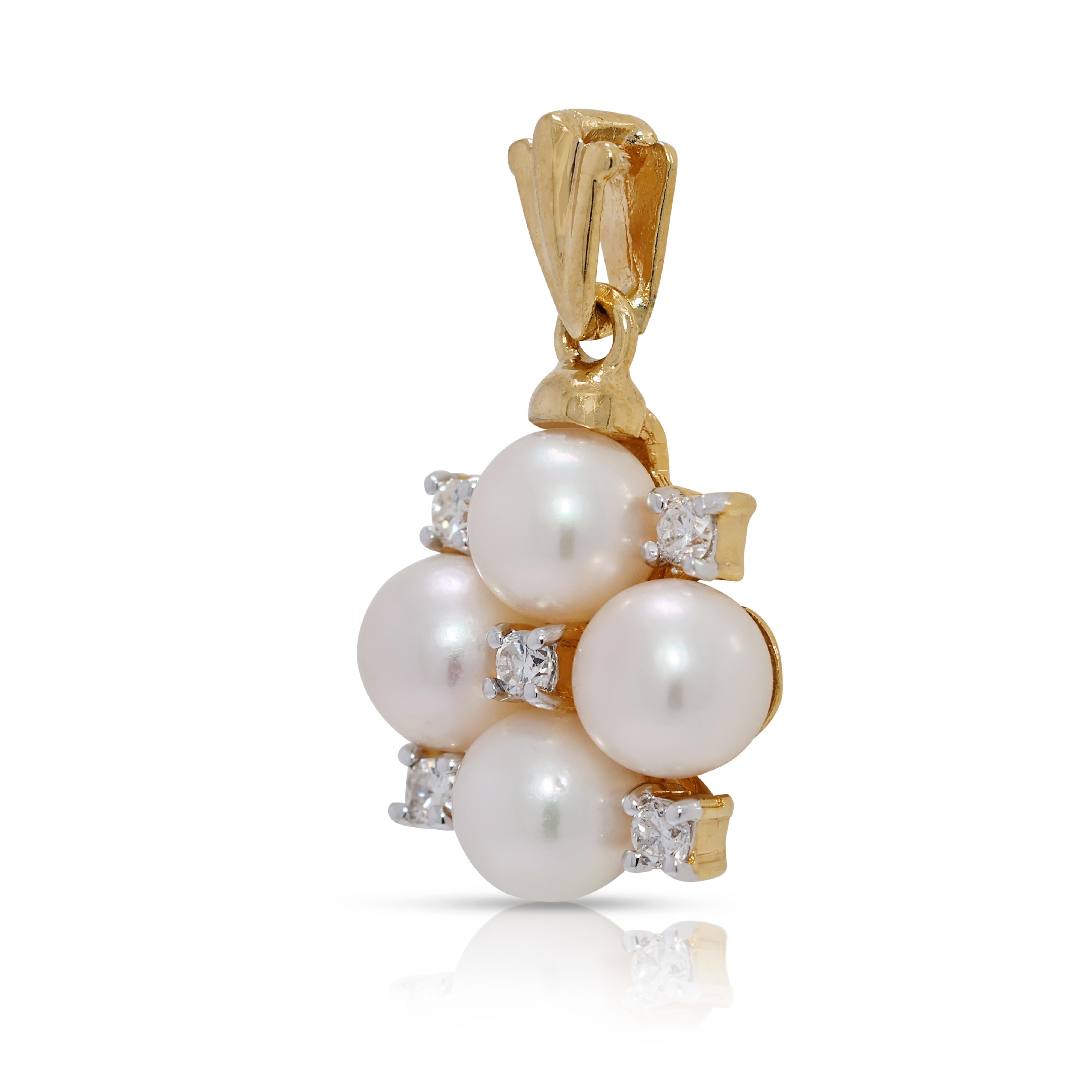 Taille ronde Pendentif en or jaune 18 carats avec perle d'Akoya de 5 mm et diamant de 0,10 ct. en vente