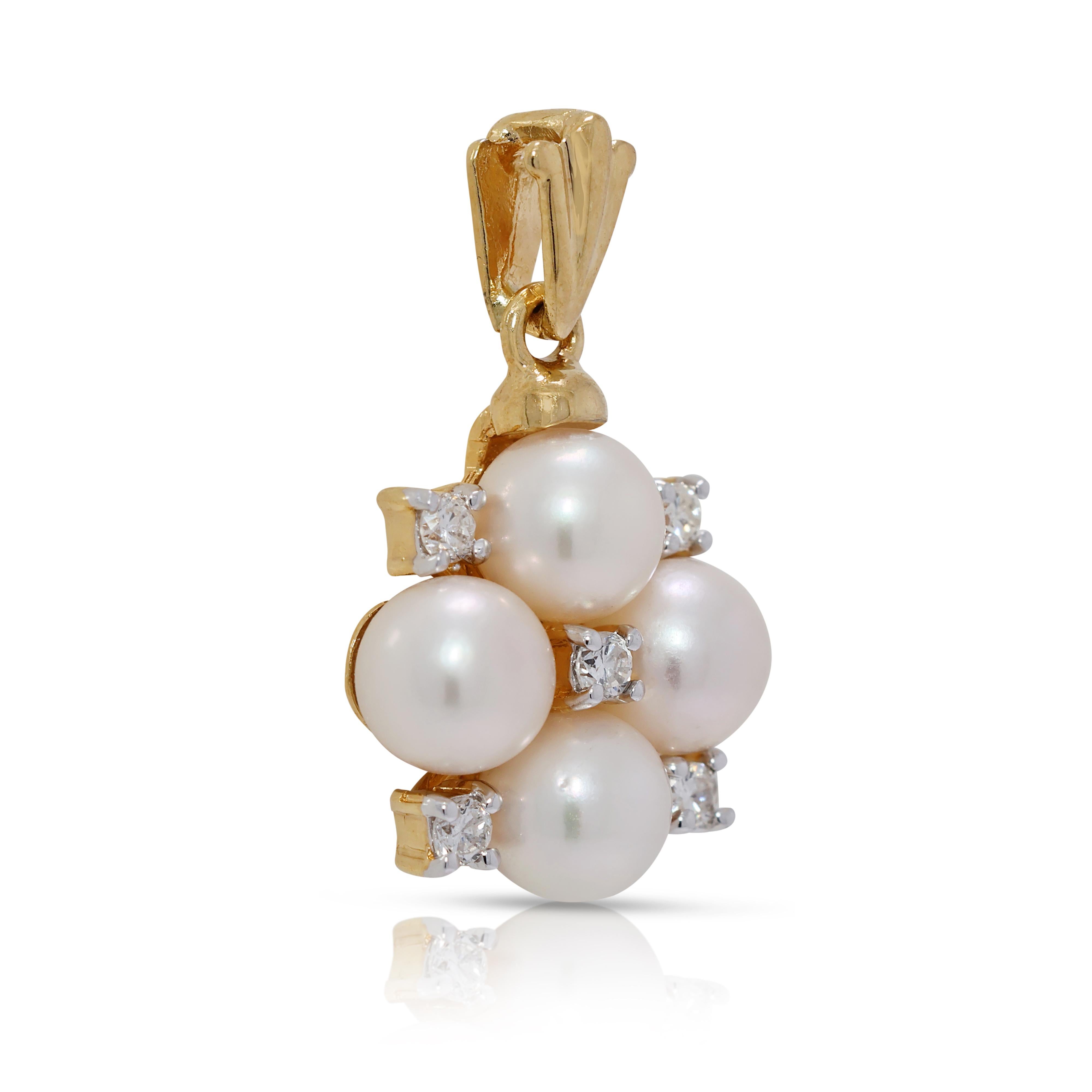 Pendentif en or jaune 18 carats avec perle d'Akoya de 5 mm et diamant de 0,10 ct. Neuf - En vente à רמת גן, IL