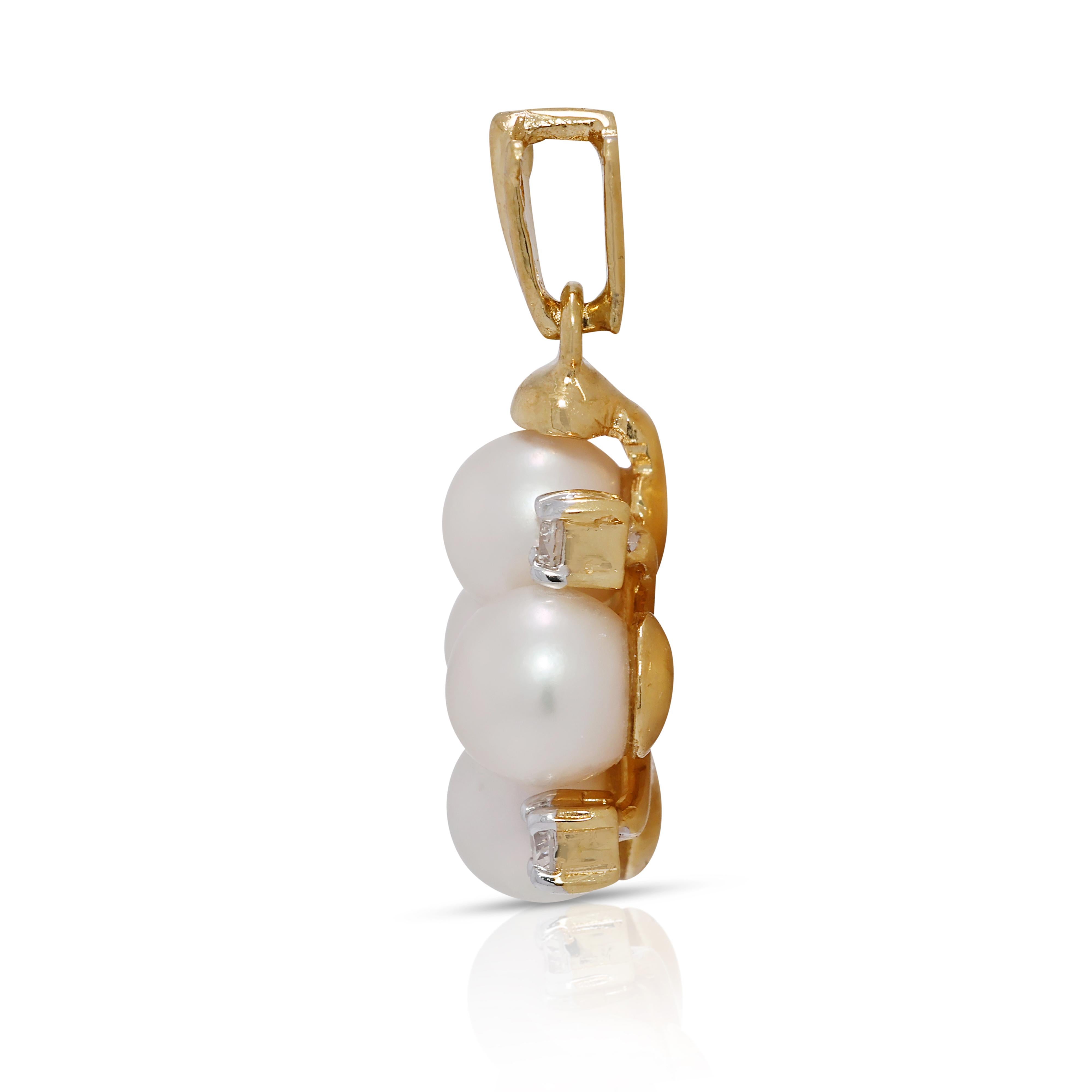 Pendentif en or jaune 18 carats avec perle d'Akoya de 5 mm et diamant de 0,10 ct. Pour femmes en vente