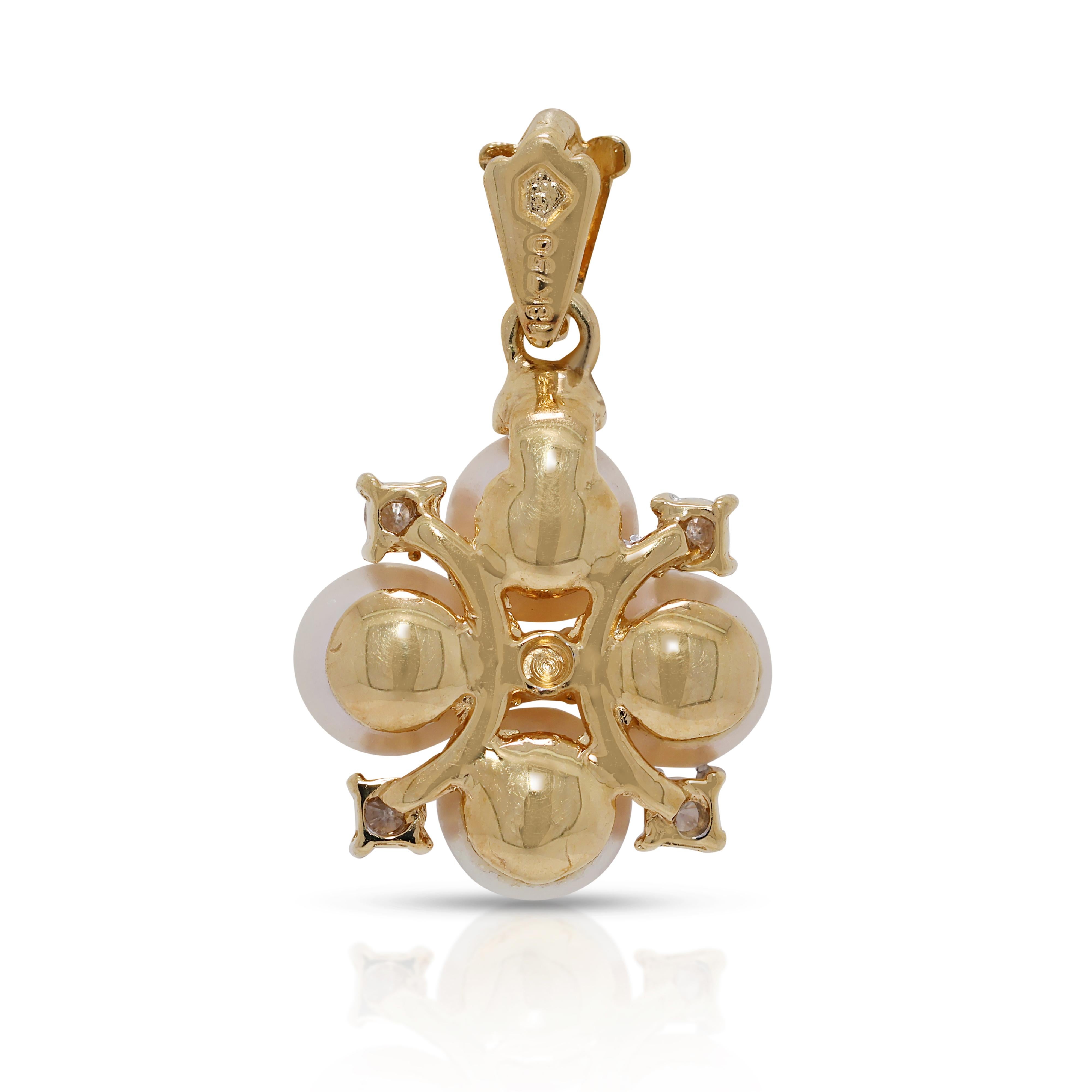 Pendentif en or jaune 18 carats avec perle d'Akoya de 5 mm et diamant de 0,10 ct. en vente 1