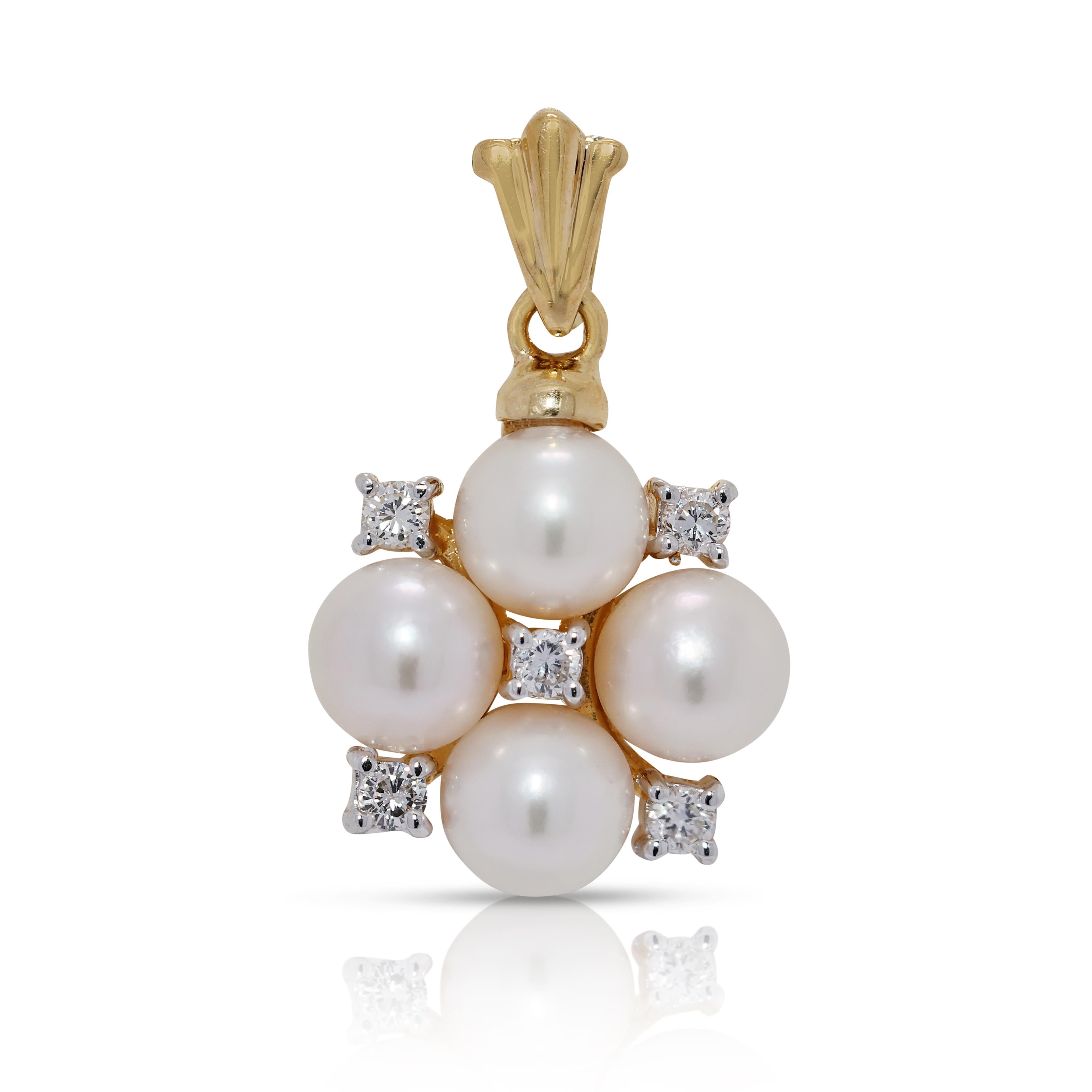 Pendentif en or jaune 18 carats avec perle d'Akoya de 5 mm et diamant de 0,10 ct. en vente 2