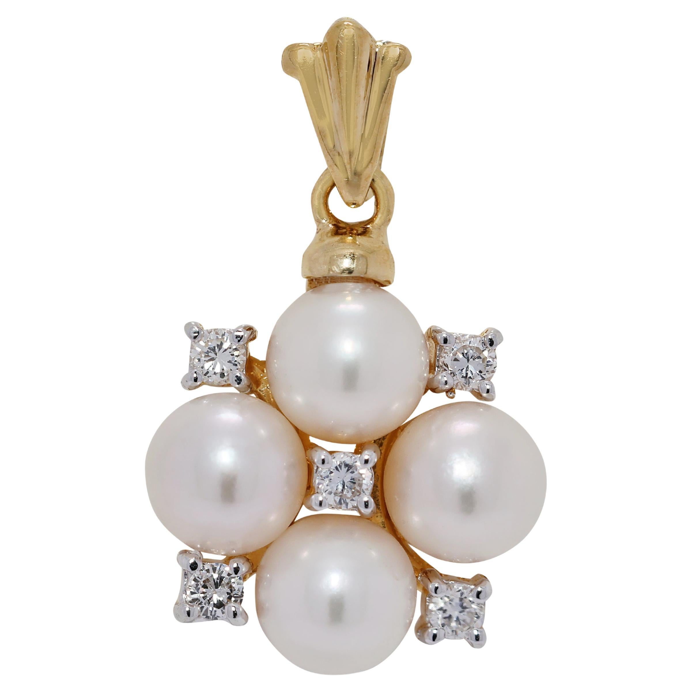 Pendentif en or jaune 18 carats avec perle d'Akoya de 5 mm et diamant de 0,10 ct.