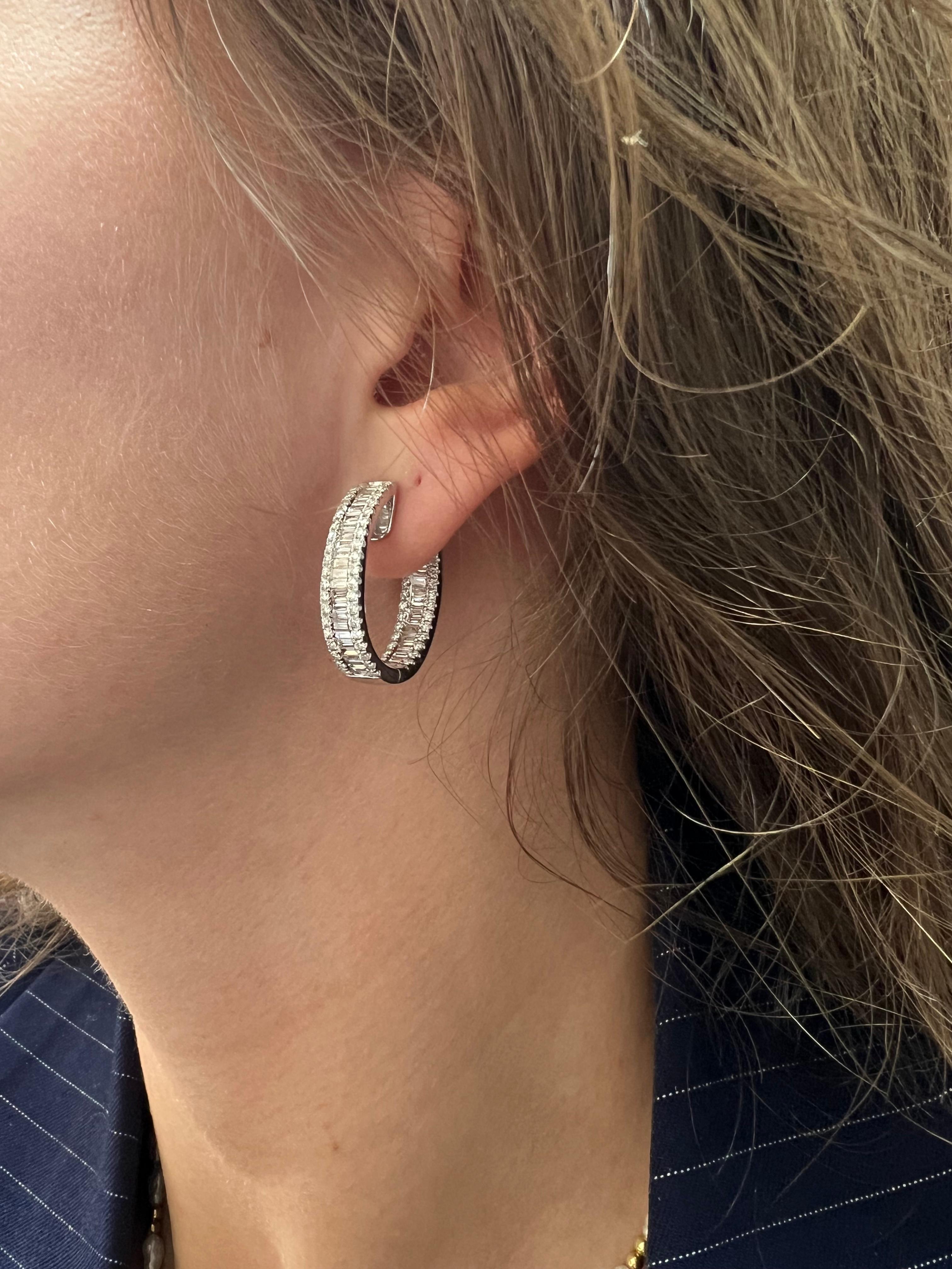 Radiant Allure: 3ct Natural Diamond Inside Outside Hoops Earrings in White Gold In New Condition For Sale In Antwerpen, BE