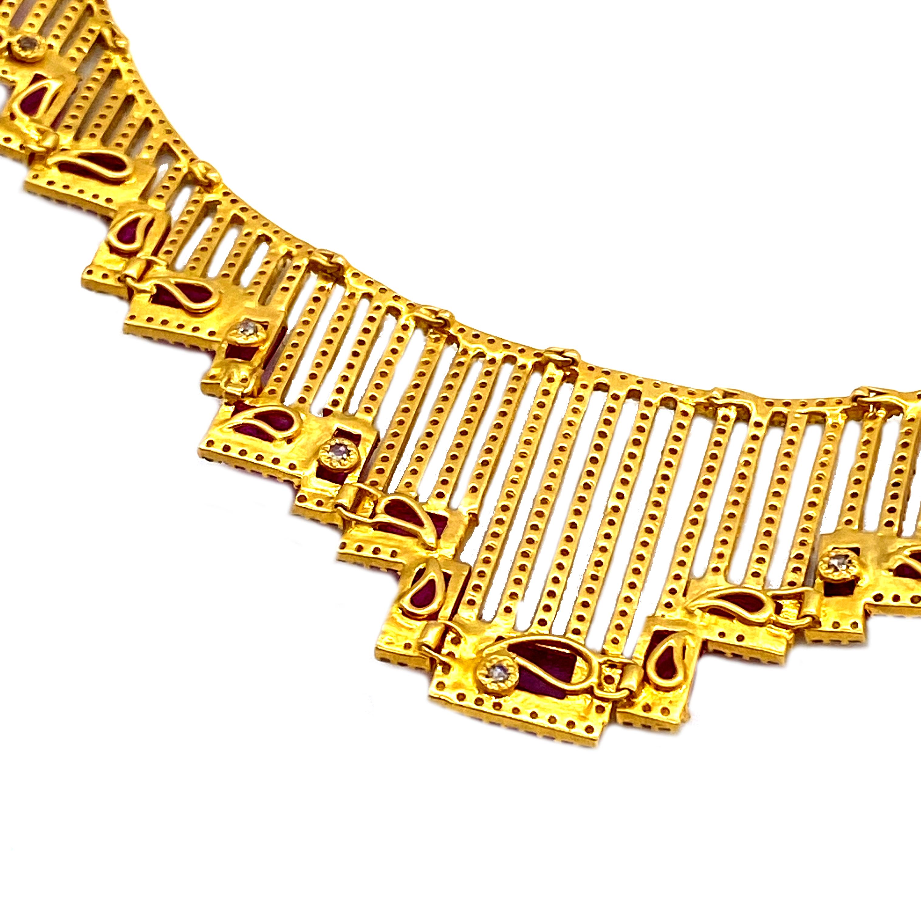 Spektakuläres Collier von Coomi aus 20 Karat Gelbgold mit einem Rubin mit einem Gewicht von ca. 21,44 ct und Diamanten im Brillantschliff mit einem Gewicht von ca. 5,55 ct. Inspiriert von Art Deco und Mosaikkunst aus der Kollektion Luminosity von