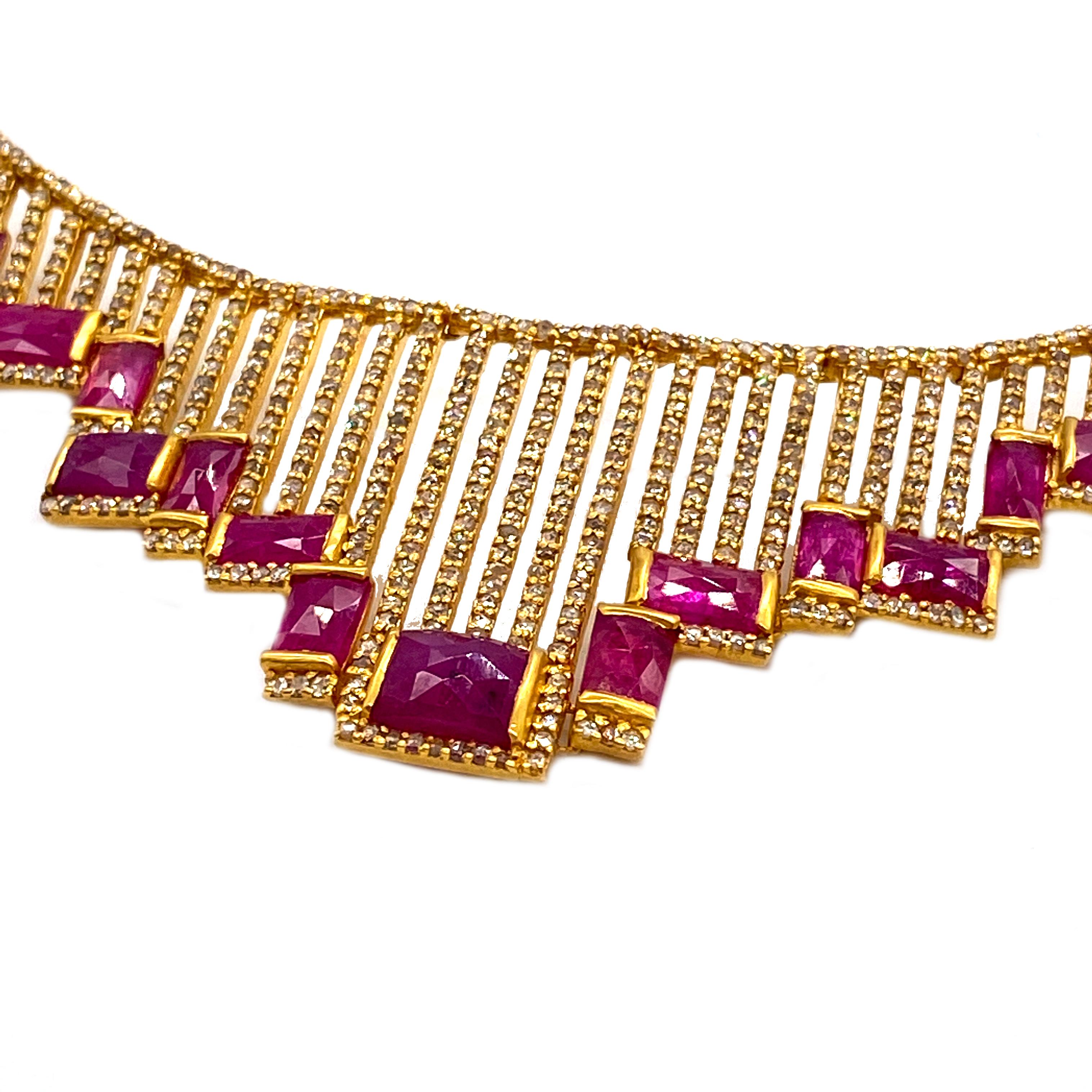 Coomi-Halskette mit leuchtendem Mosaik im Art-déco-Stil, 20 Karat Gelbgold, Rubin (Radiantschliff) im Angebot