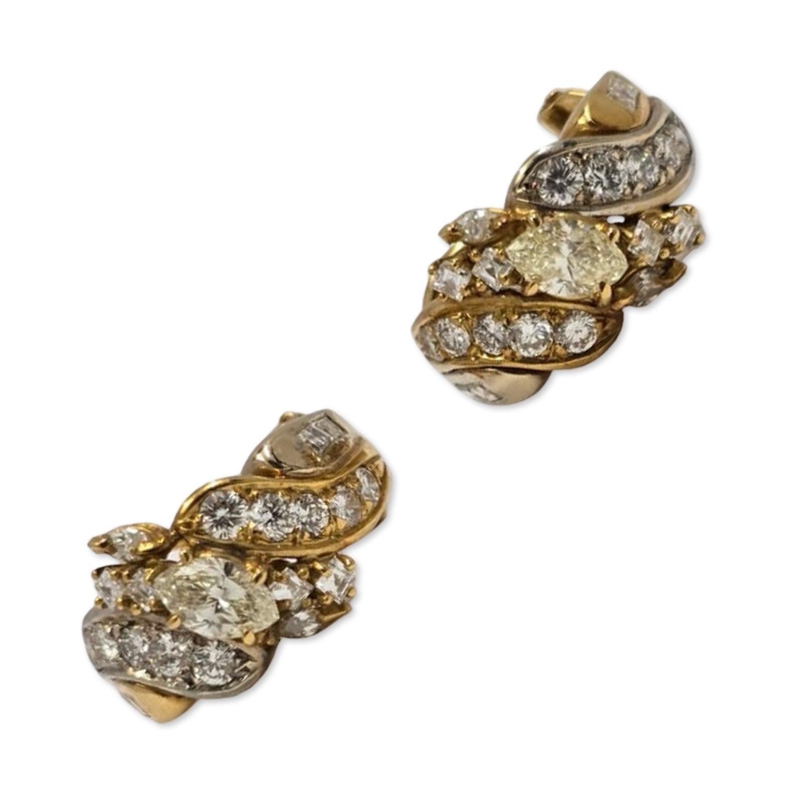 Una deslumbrante declaración de arte y movimiento, los pendientes Flor Radiante presentan un intrincado remolino de diamantes de talla mixta engastados en oro amarillo de 18 quilates esculpido. Cada pendiente exhibe un diamante marquesa central de