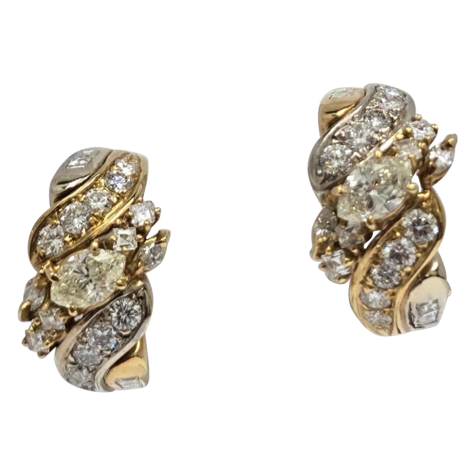 Pendientes de racimo de diamantes talla fantasía Flor radiante de oro de 18 quilates de 3,75 ct en venta