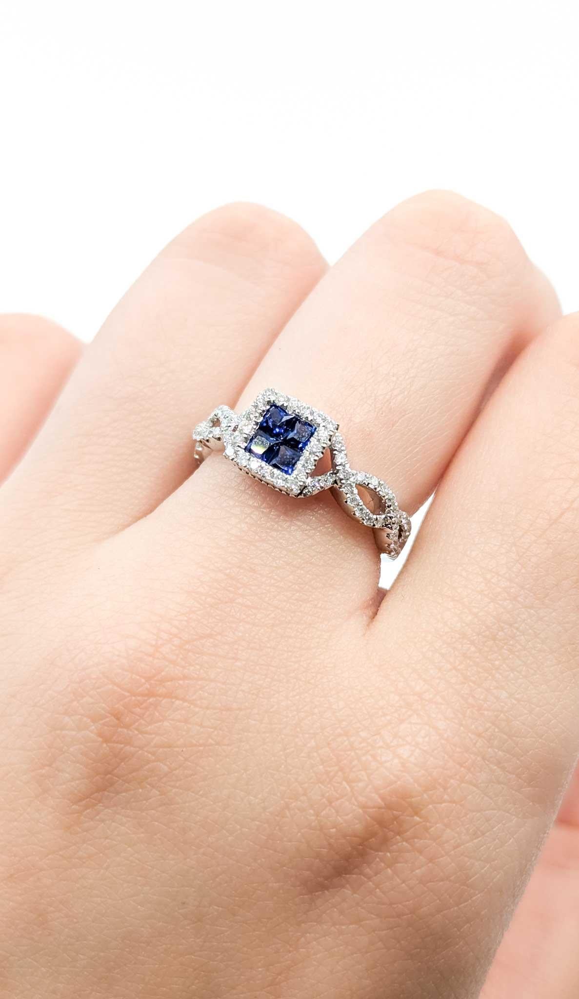 Strahlender Ring mit blauem Saphir und Diamant aus 14k Weißgold (Carréschliff) im Angebot