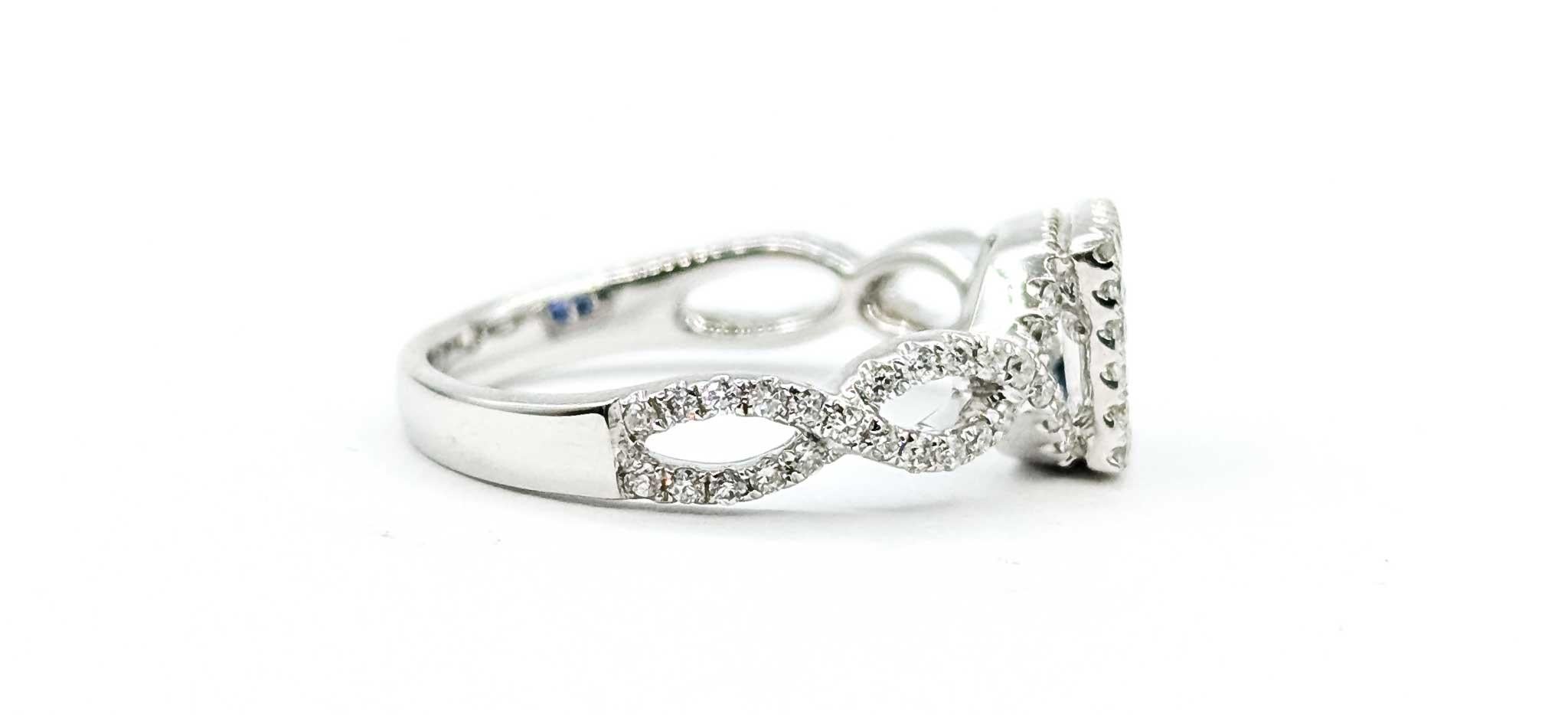 Strahlender Ring mit blauem Saphir und Diamant aus 14k Weißgold im Angebot 1