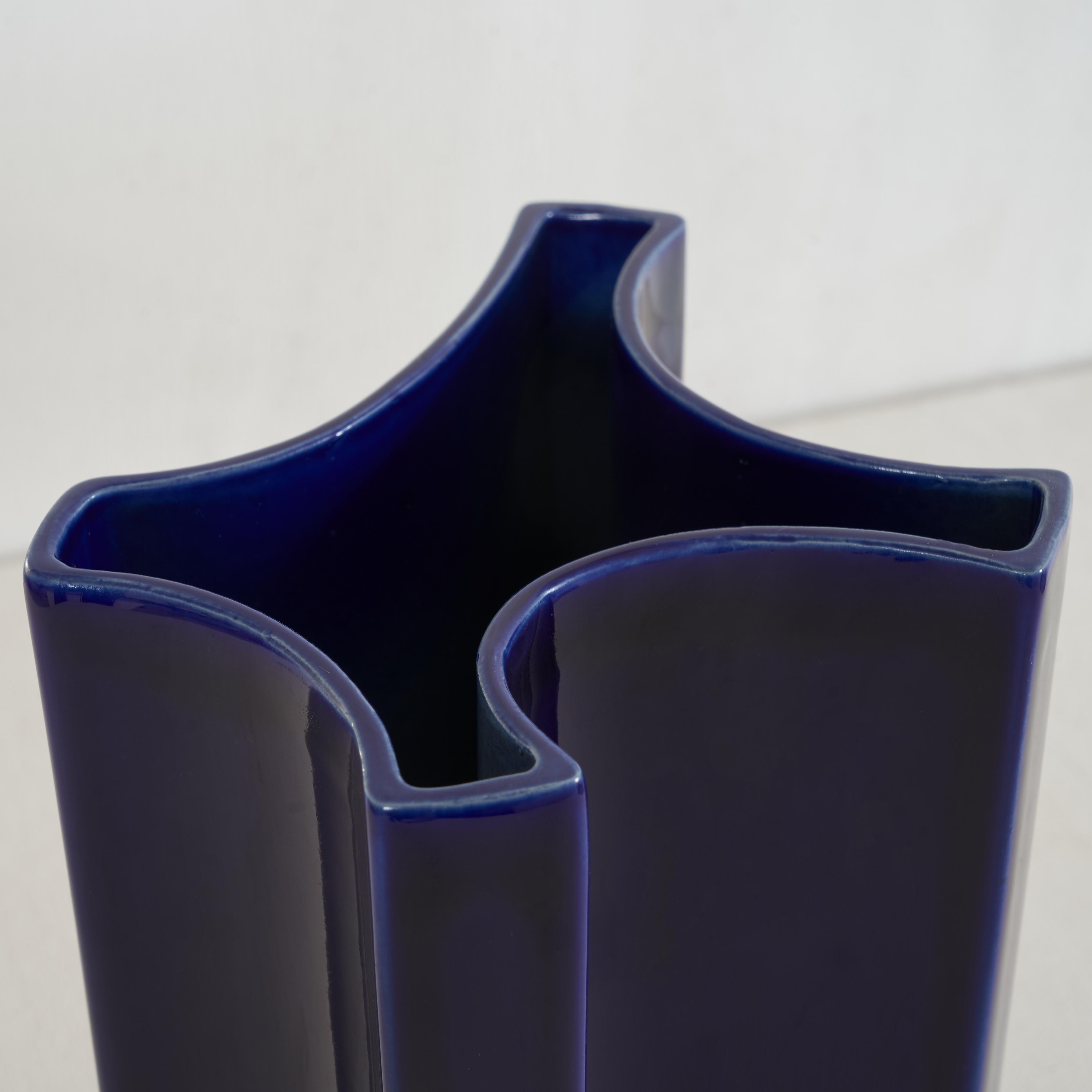Mid-Century Modern Vase bleu radiant d'Angelo Mangiarotti pour Fratelli Brambilla Milano en vente
