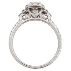 Verlobungsring mit strahlender Diamant-Halo im Brillantschliff