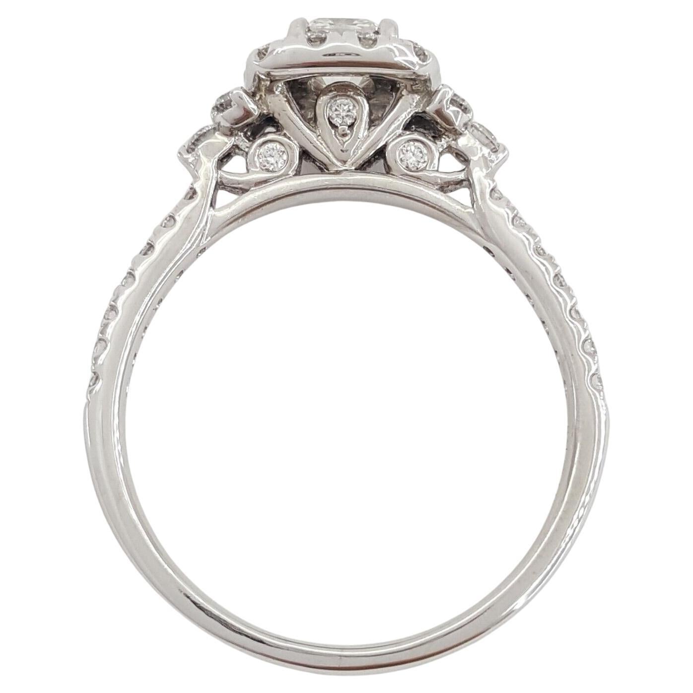 Verlobungsring mit strahlender Diamant-Halo im Brillantschliff (Moderne) im Angebot