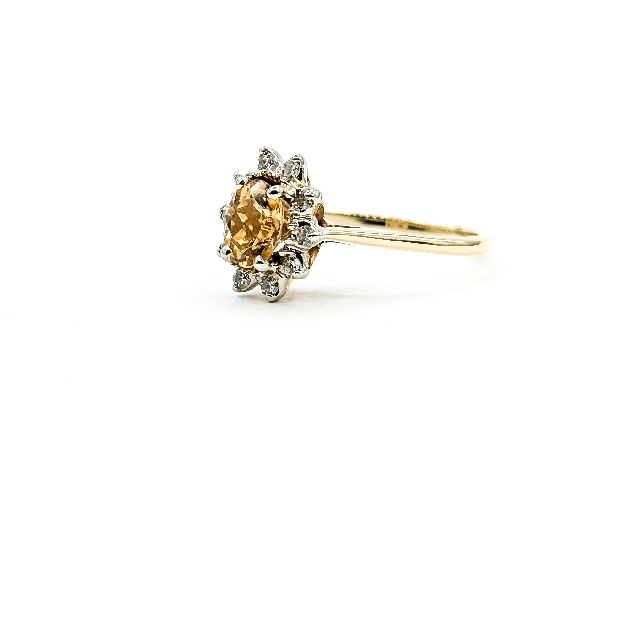 Radiant Citrine & Diamond Halo Ring in 14k yellow gold Contemporáneo en venta