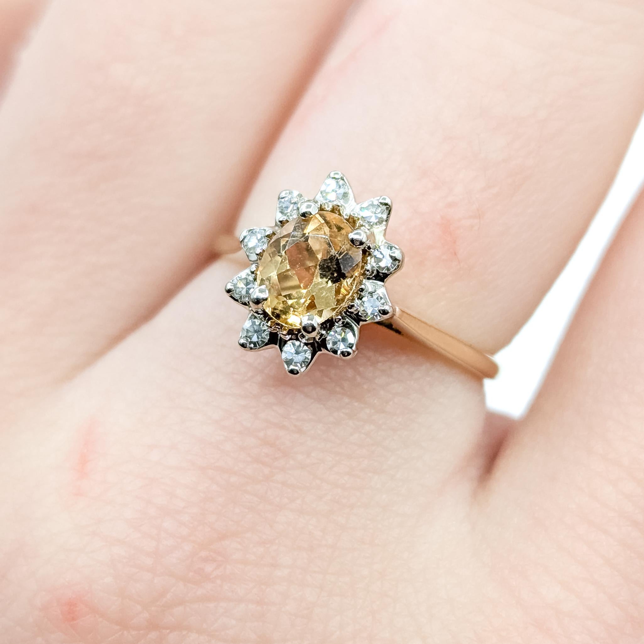 Radiant Citrine & Diamond Halo Ring in 14k yellow gold Corte oval en venta