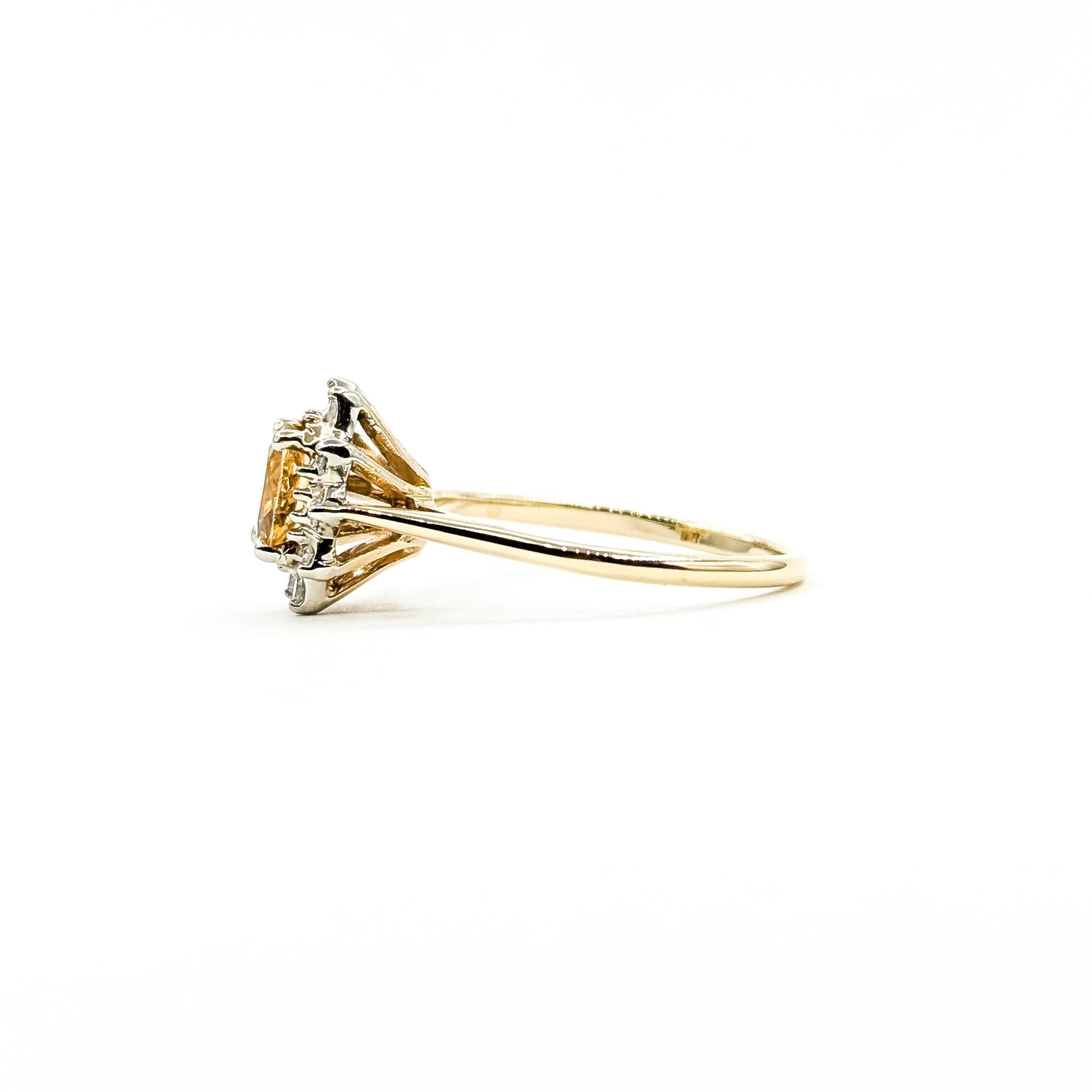 Radiant Citrine & Diamond Halo Ring in 14k yellow gold en venta 3