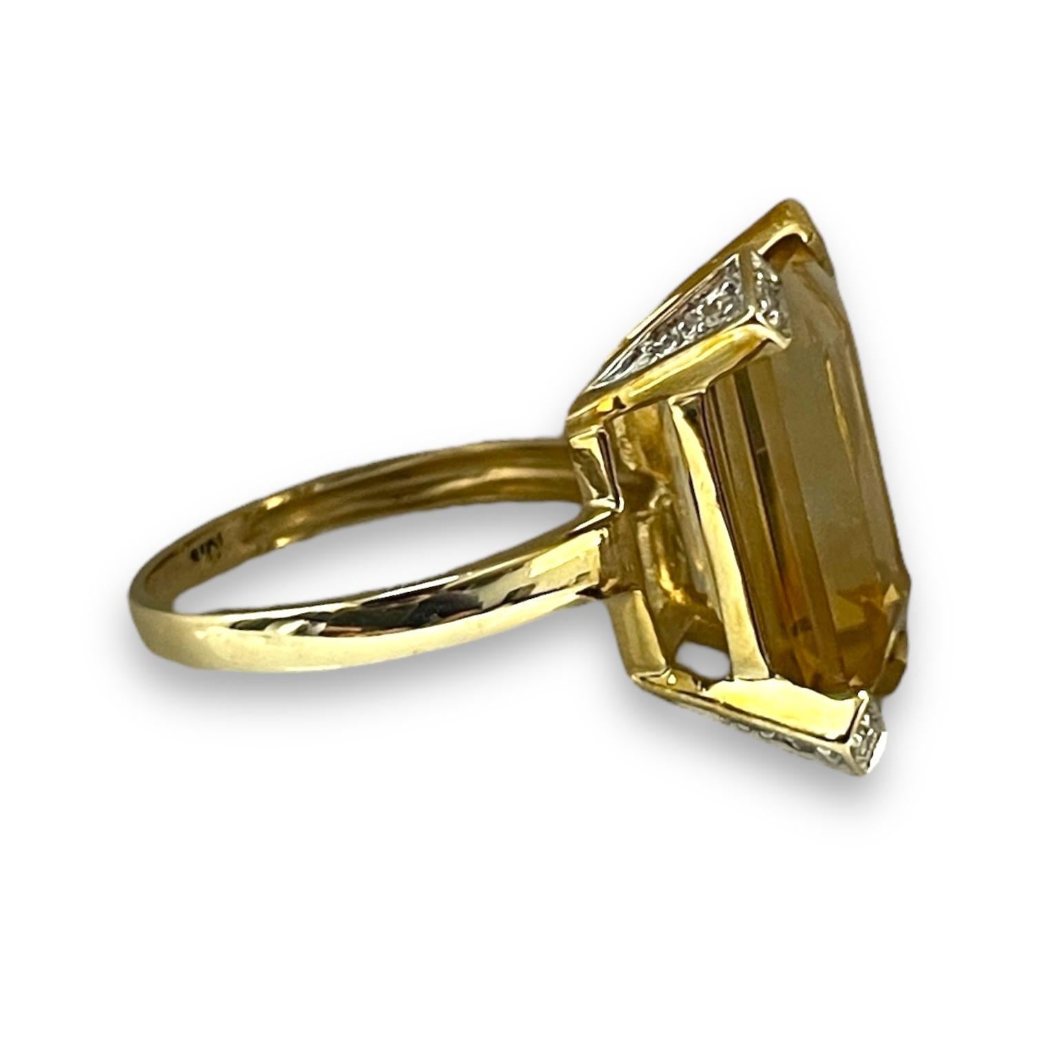 Cette pièce exquise rayonne de l'éclat chaleureux d'une grande citrine taillée en émeraude, encadrée aux angles par de délicats diamants. Montée en or jaune 10k, la bague marie l'éclat de la teinte dorée de la citrine à l'éclat subtil des diamants.