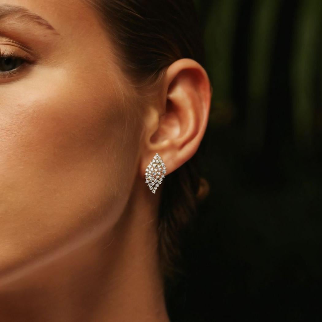Nos boucles d'oreilles Radiant Cluster Diamond Leaf en or 14 carats associent un élégant motif de feuille à des diamants étincelants. Fabriquées en or véritable 14 carats, elles ajoutent une touche de luxe parfaite pour les occasions spéciales ou