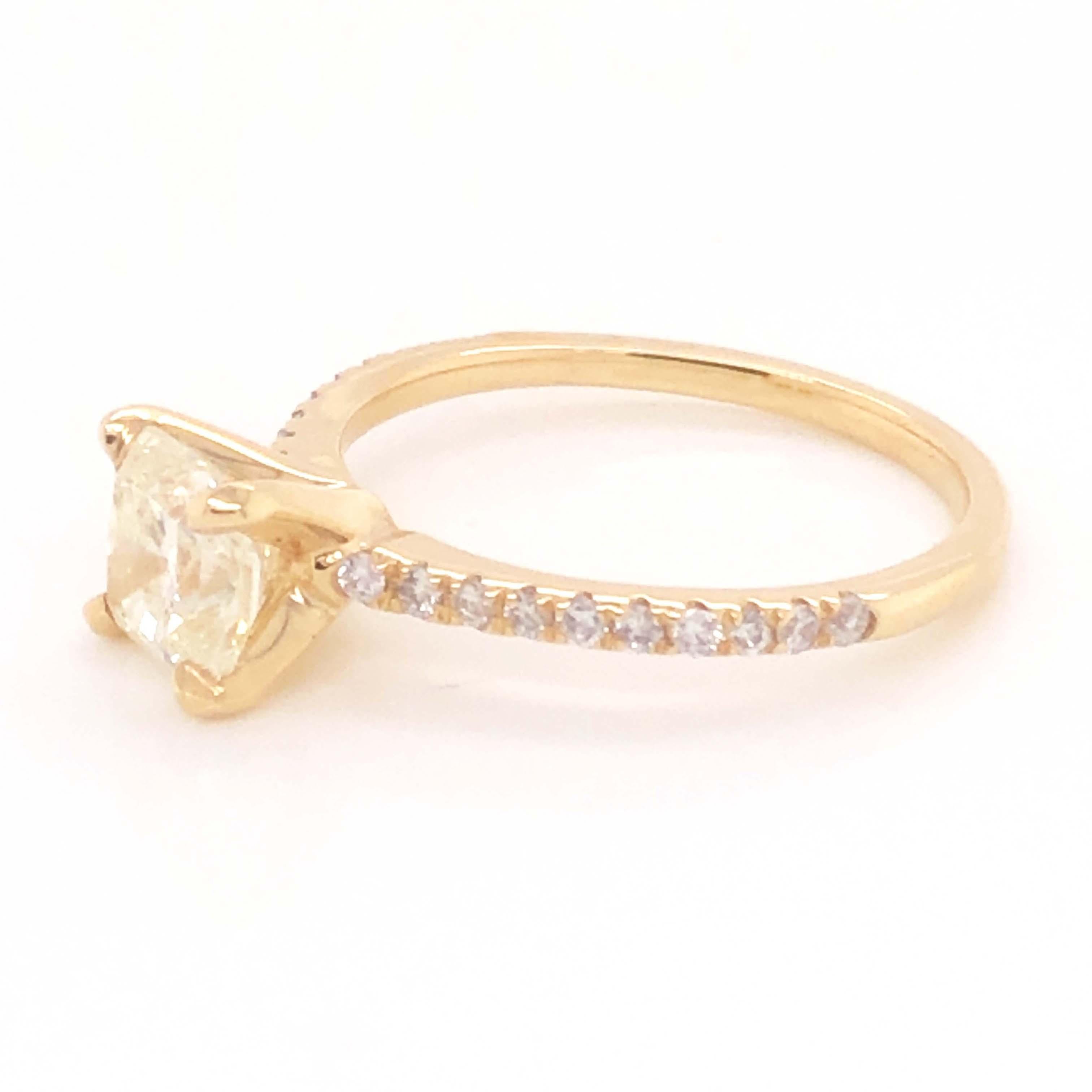 Bague de fiançailles en or jaune 14 carats avec diamants taille radiant et pierre centrale de 1,23 carat Pour femmes en vente