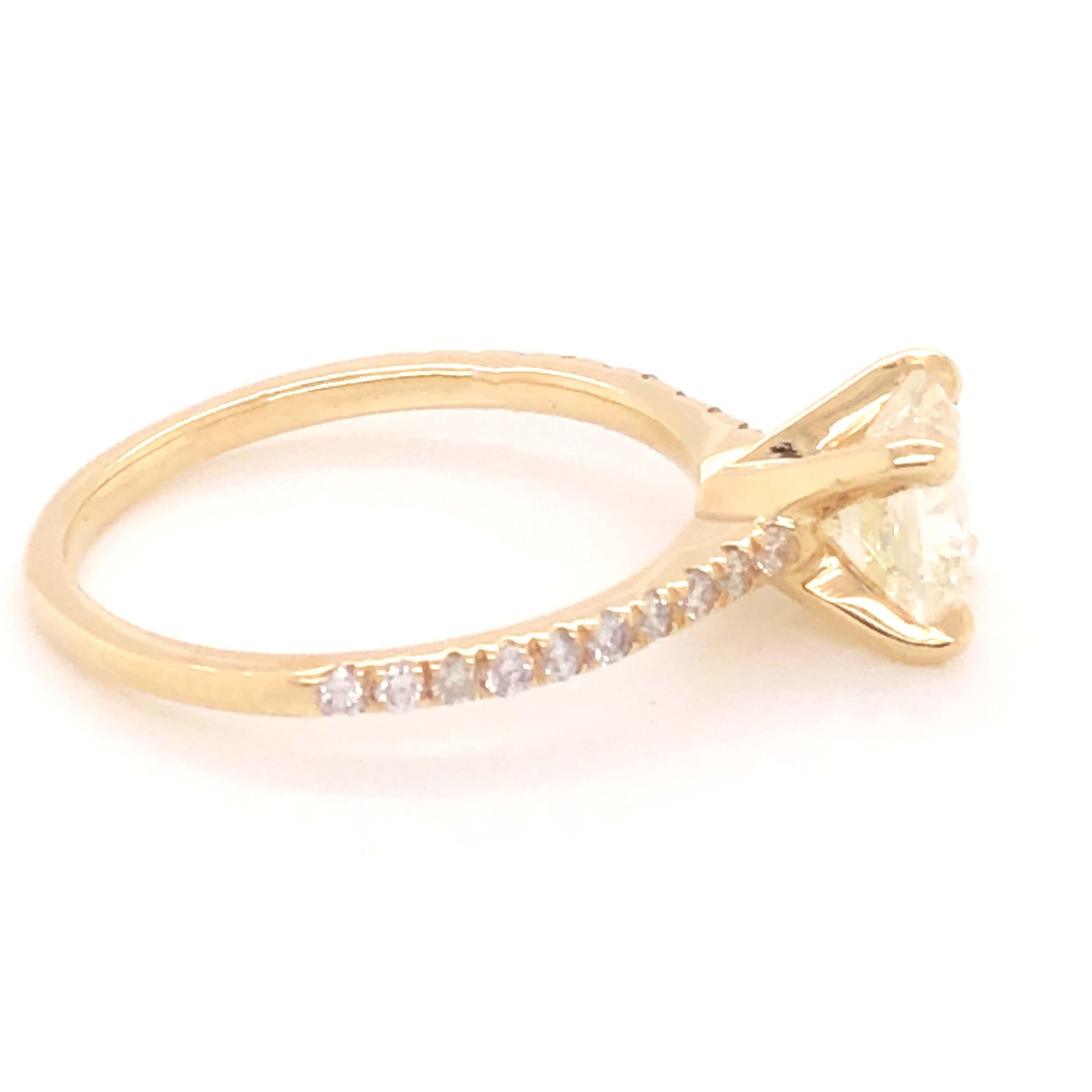 Bague de fiançailles en or jaune 14 carats avec diamants taille radiant et pierre centrale de 1,23 carat en vente 1