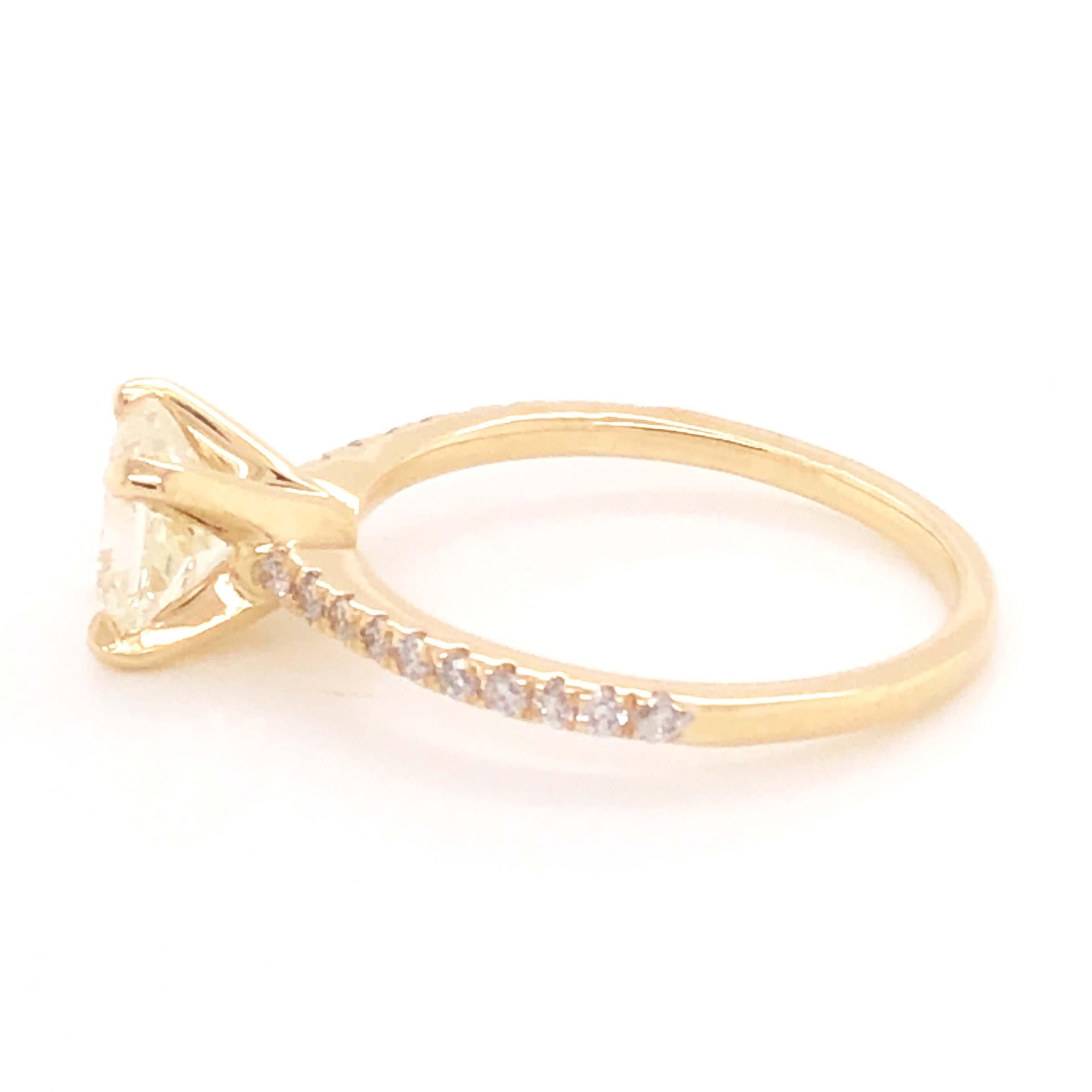 Bague de fiançailles en or jaune 14 carats avec diamants taille radiant et pierre centrale de 1,23 carat en vente 2