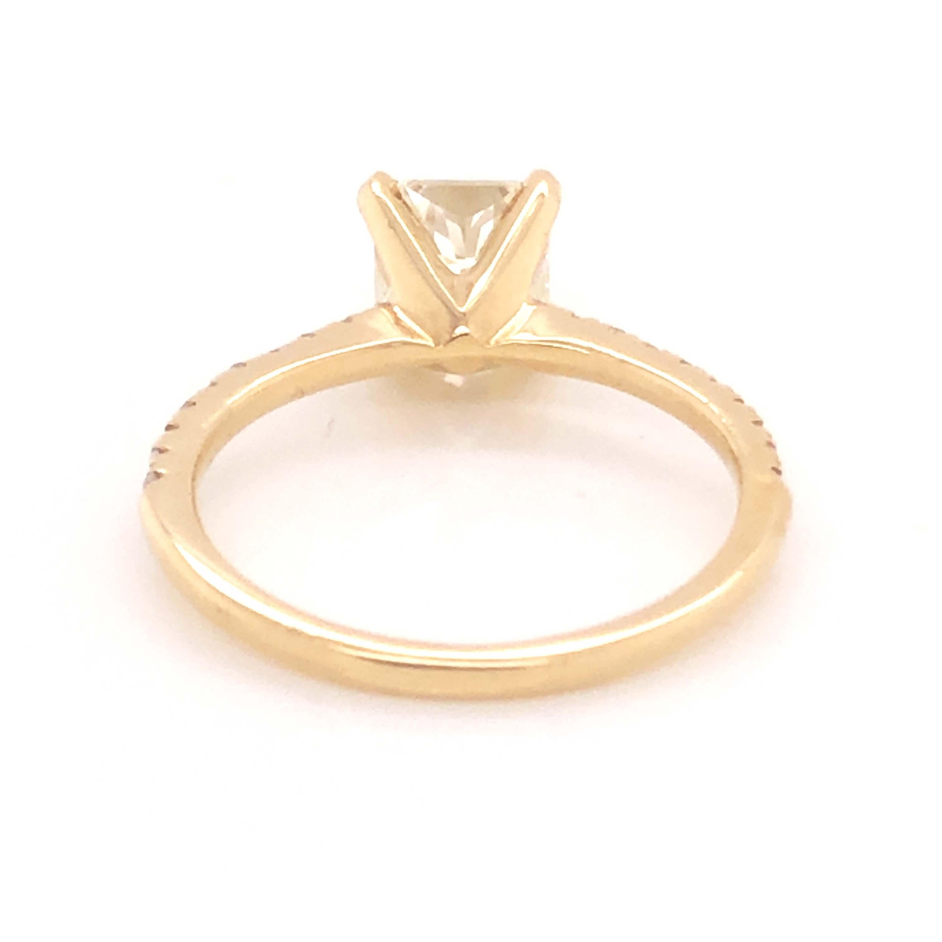 Bague de fiançailles en or jaune 14 carats avec diamants taille radiant et pierre centrale de 1,23 carat en vente 3