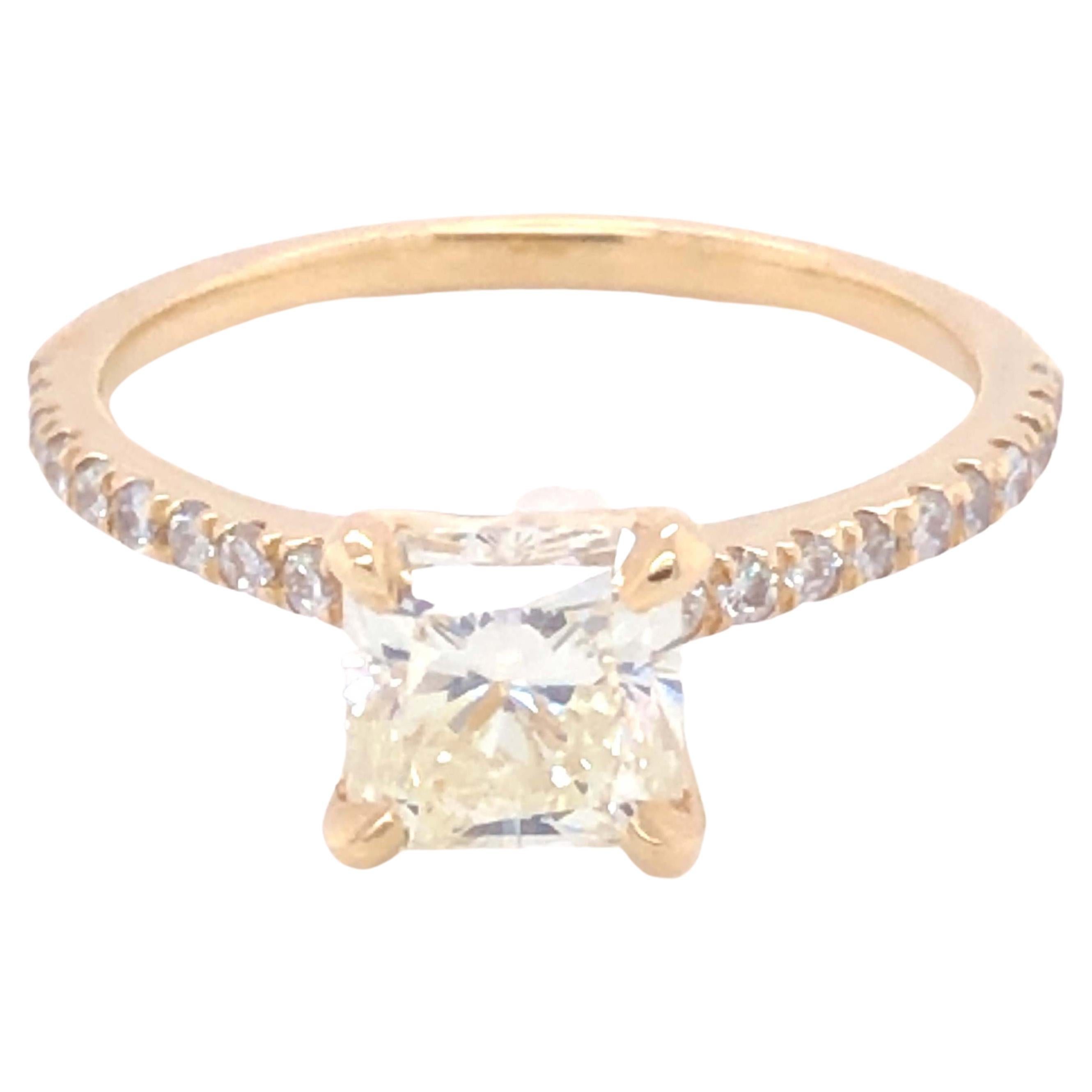 Bague de fiançailles en or jaune 14 carats avec diamants taille radiant et pierre centrale de 1,23 carat en vente