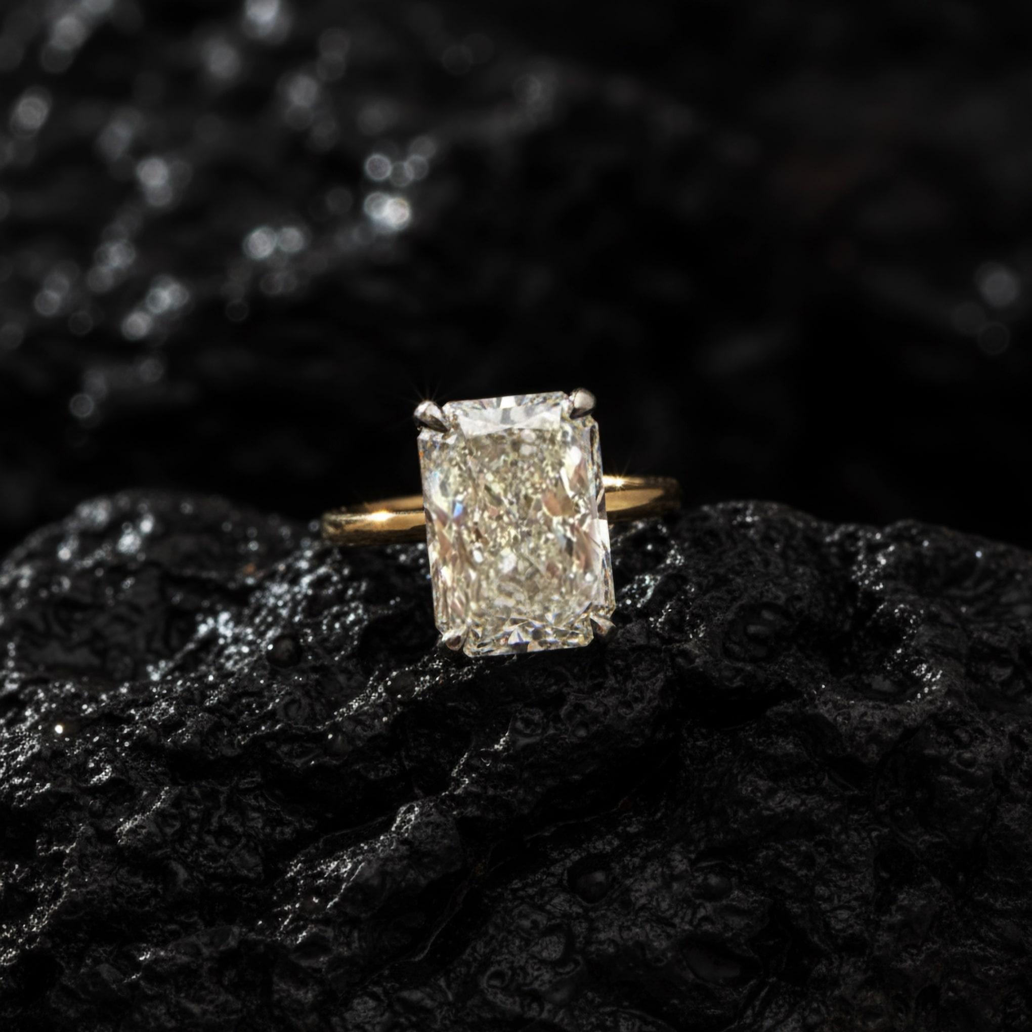 En venta: Anillo solitario de diamantes en oro amarillo de 18 quilates, talla radiante