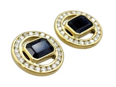 Ohrstecker aus 18 Karat Gelbgold mit blauem Saphir im Strahlenschliff und Diamant-Halo