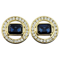 Pendientes de zafiro azul talla radiante y halo de diamantes en oro amarillo de 18 quilates