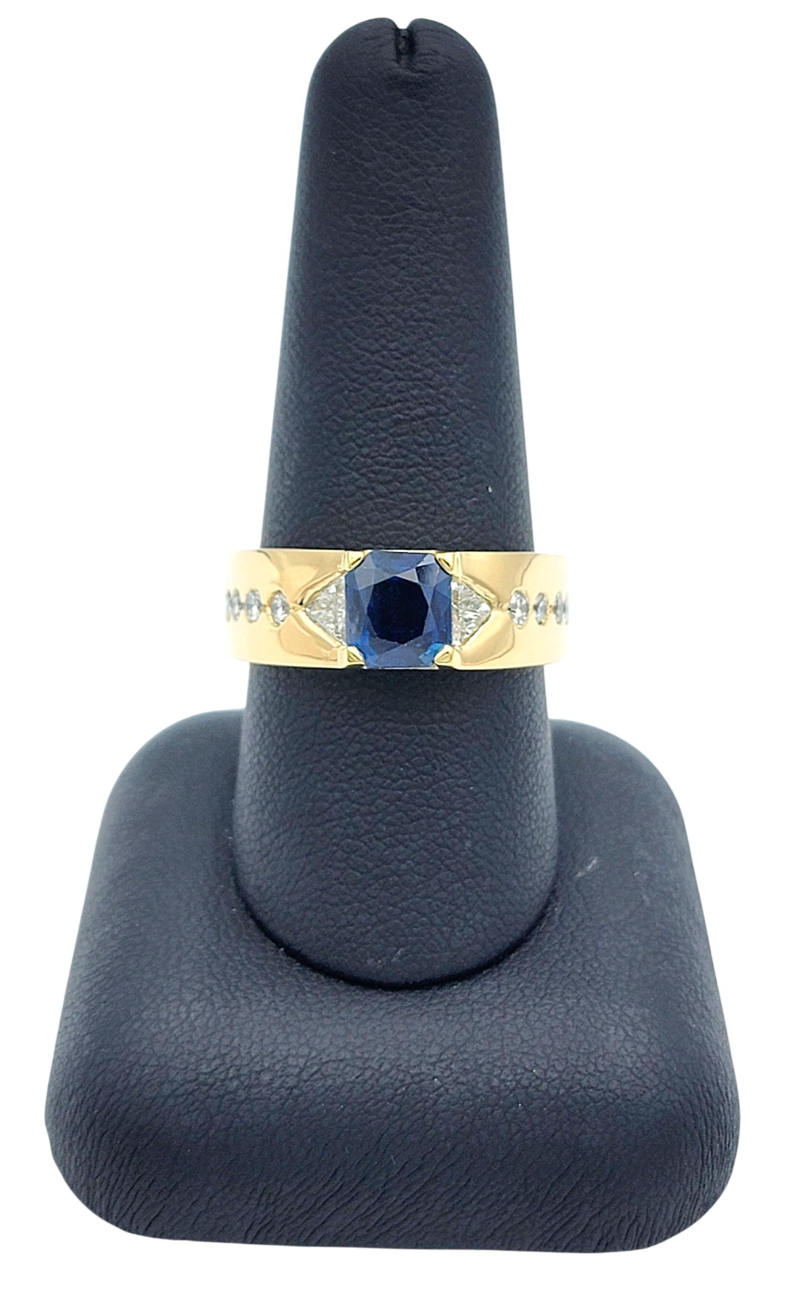 Anello a fascia con zaffiro blu taglio radiante e diamanti multipli in oro giallo 18 carati in vendita 4
