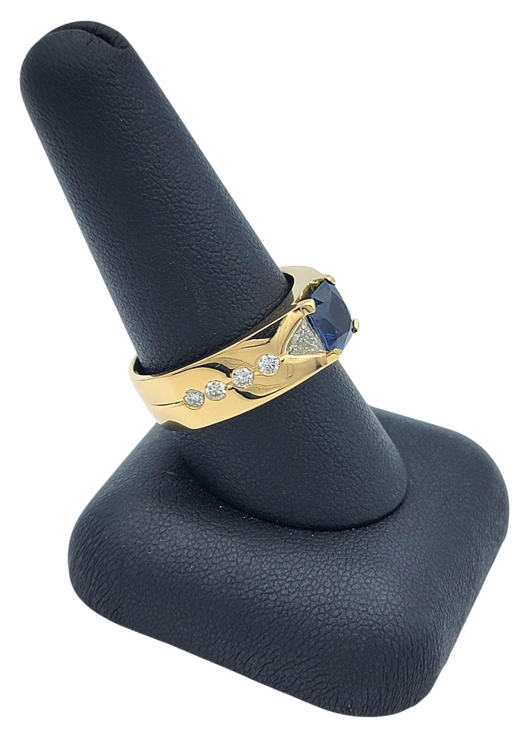 Anello a fascia con zaffiro blu taglio radiante e diamanti multipli in oro giallo 18 carati in vendita 5