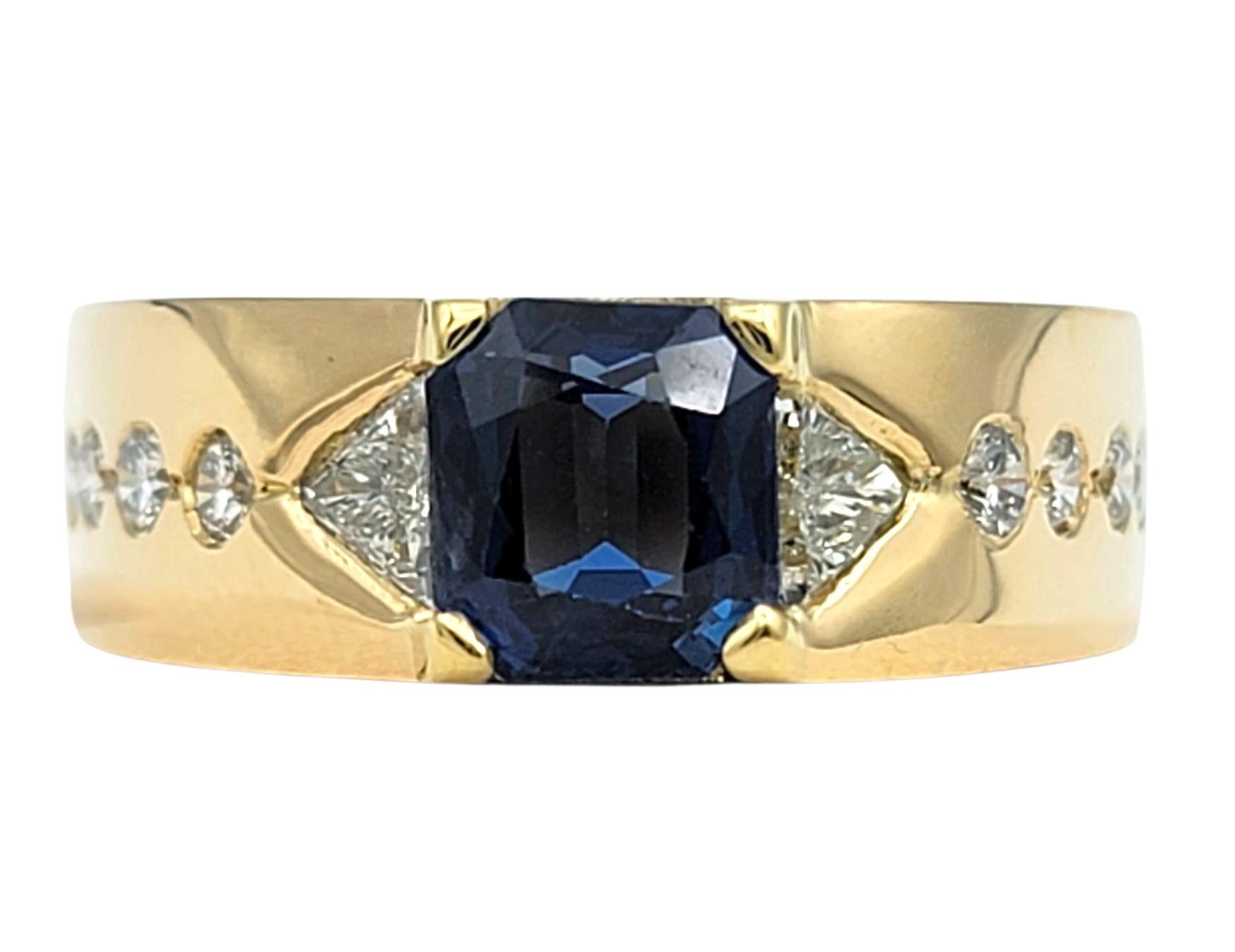 Questo affascinante anello è incentrato su uno zaffiro blu taglio radiante riccamente saturo che brilla con intensità regale. L'audace tonalità della gemma è splendidamente incorniciata da diamanti scintillanti che scendono a cascata su ogni spalla,