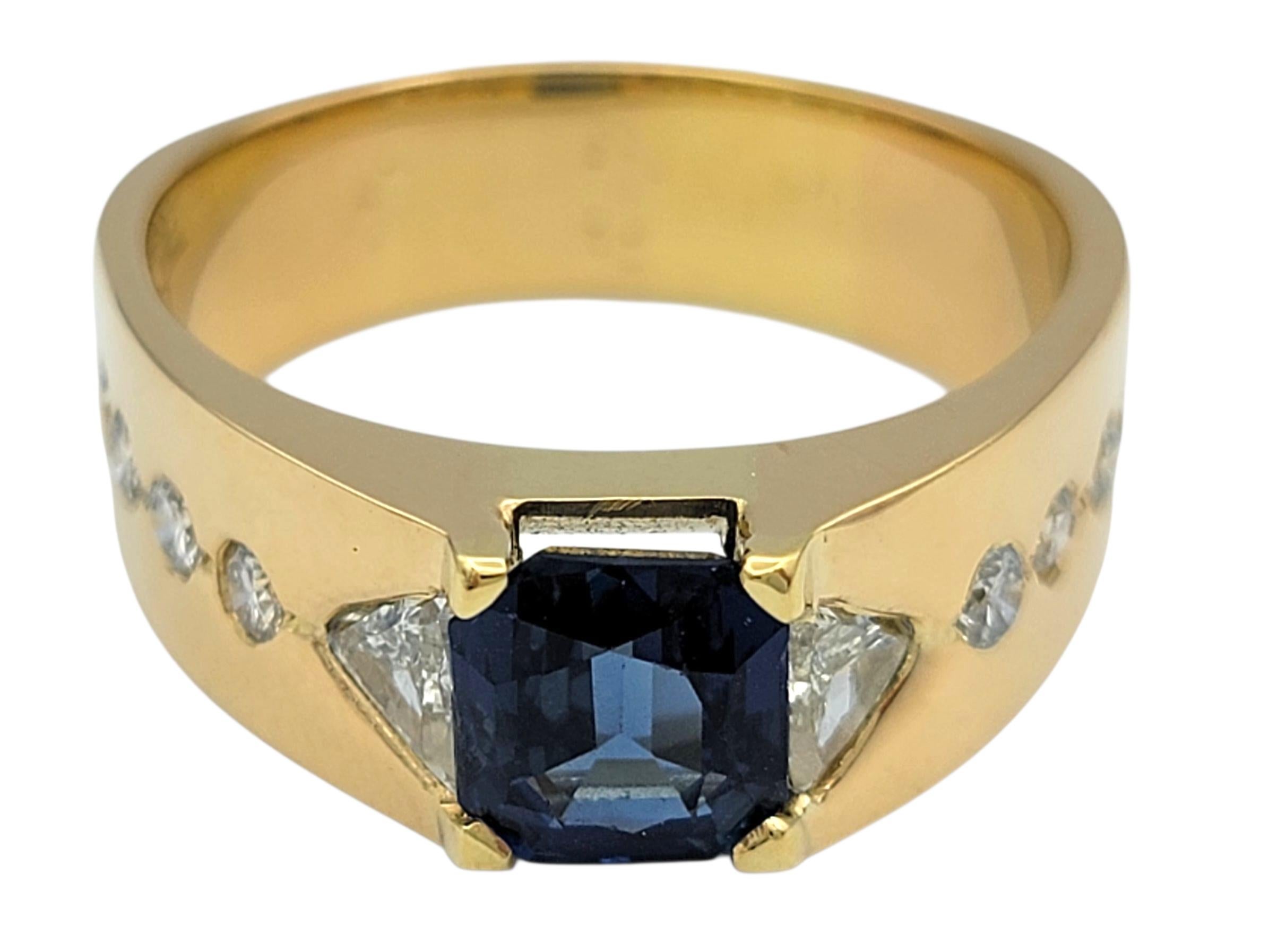 Contemporaneo Anello a fascia con zaffiro blu taglio radiante e diamanti multipli in oro giallo 18 carati in vendita