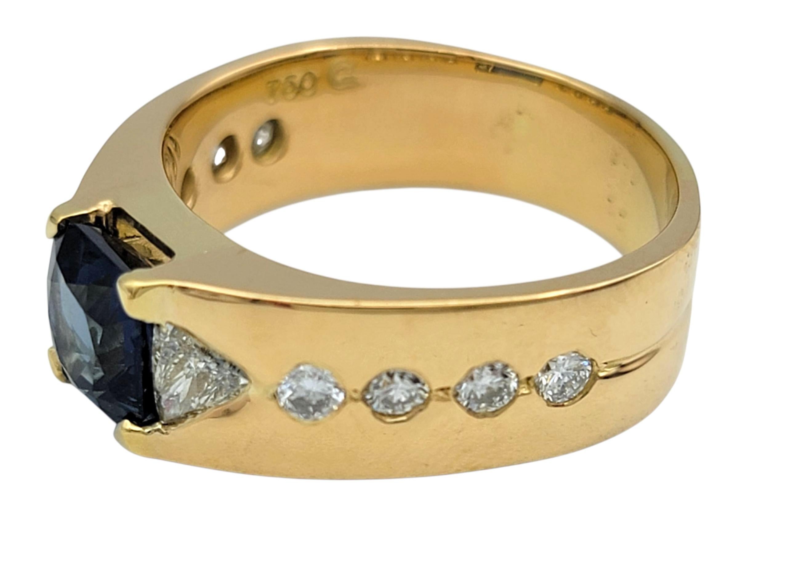 Taglio cuscino Anello a fascia con zaffiro blu taglio radiante e diamanti multipli in oro giallo 18 carati in vendita