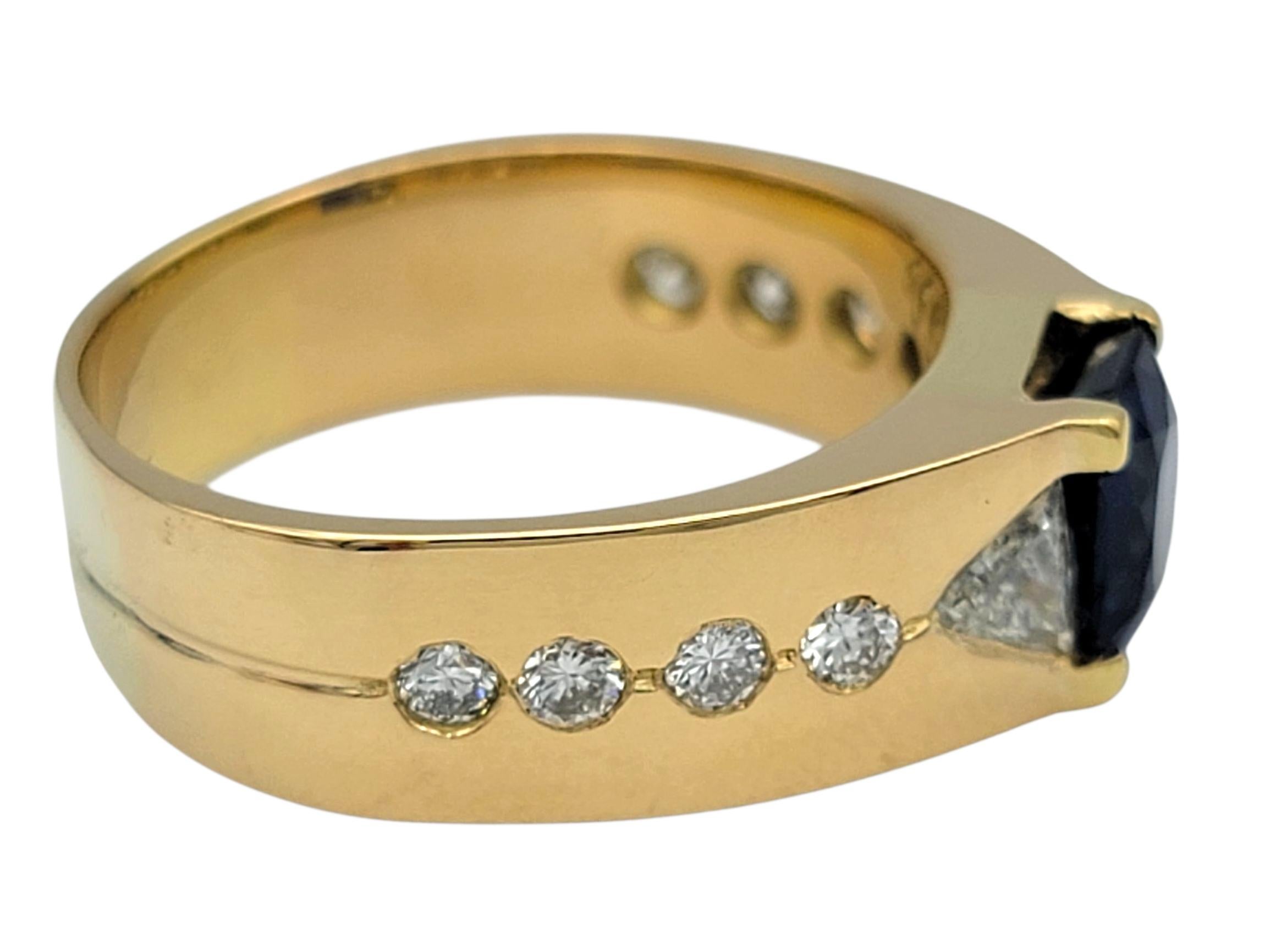 Anello a fascia con zaffiro blu taglio radiante e diamanti multipli in oro giallo 18 carati In condizioni buone in vendita a Scottsdale, AZ