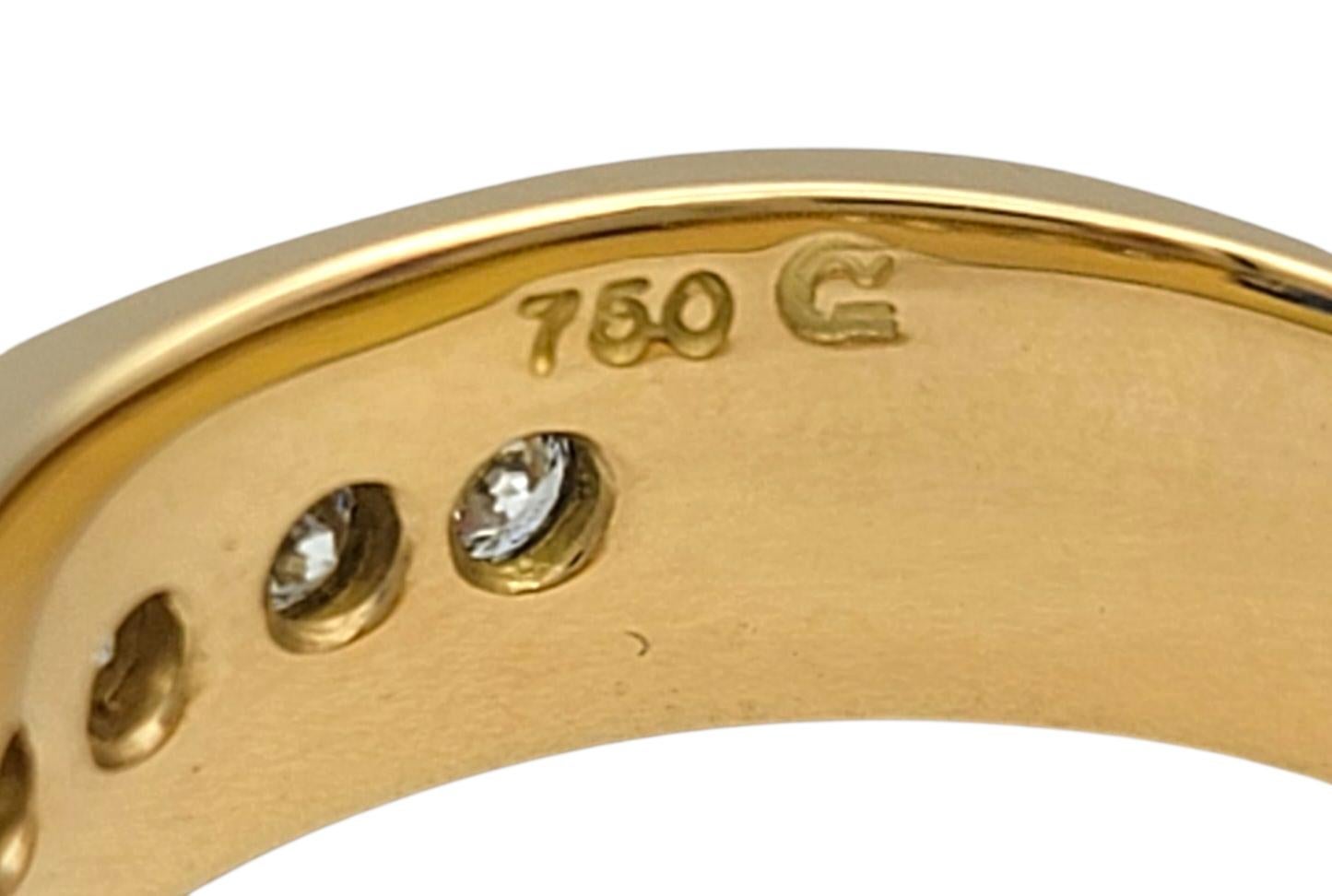 Anello a fascia con zaffiro blu taglio radiante e diamanti multipli in oro giallo 18 carati in vendita 1