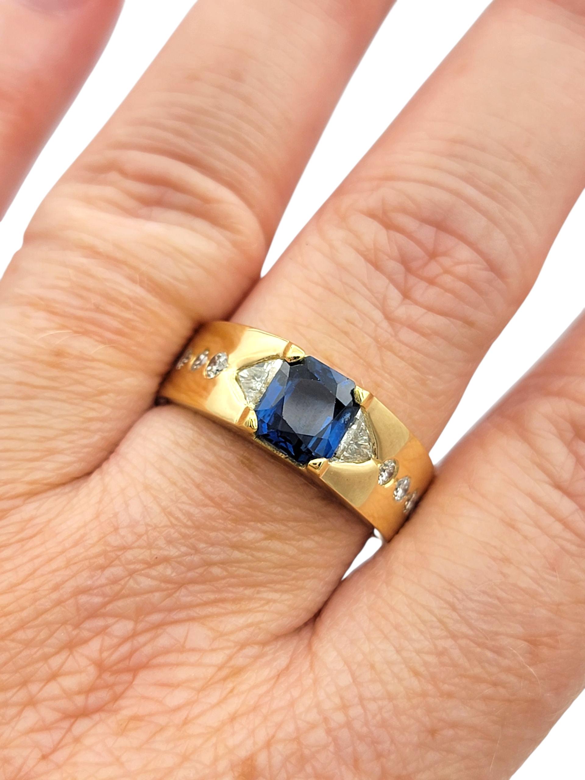 Anello a fascia con zaffiro blu taglio radiante e diamanti multipli in oro giallo 18 carati in vendita 2