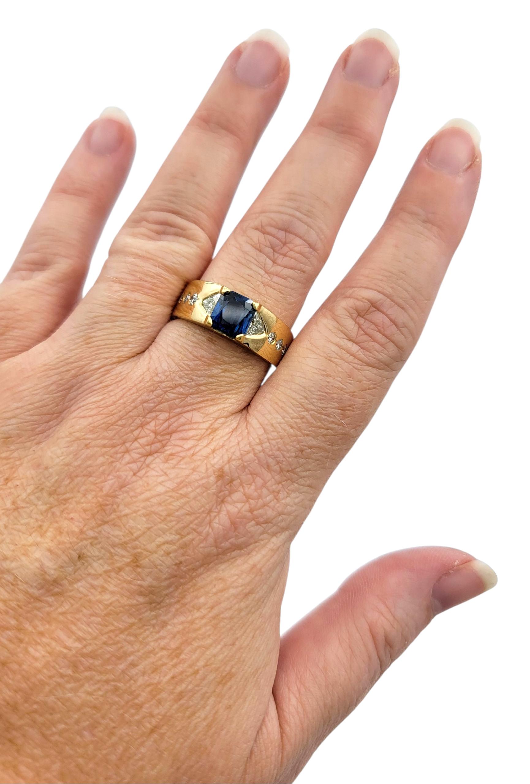 Anello a fascia con zaffiro blu taglio radiante e diamanti multipli in oro giallo 18 carati in vendita 3